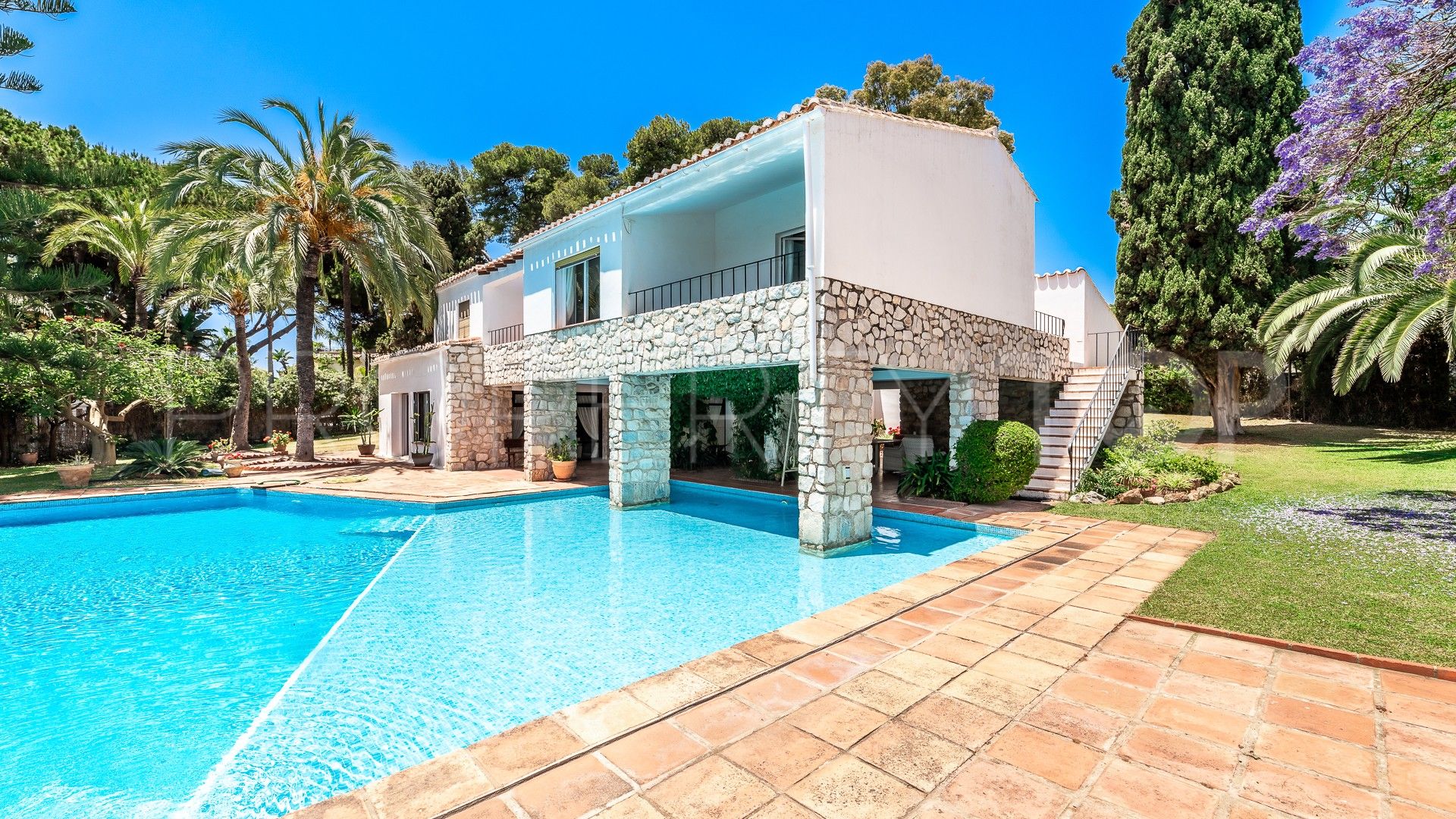 Se vende villa en Los Monteros