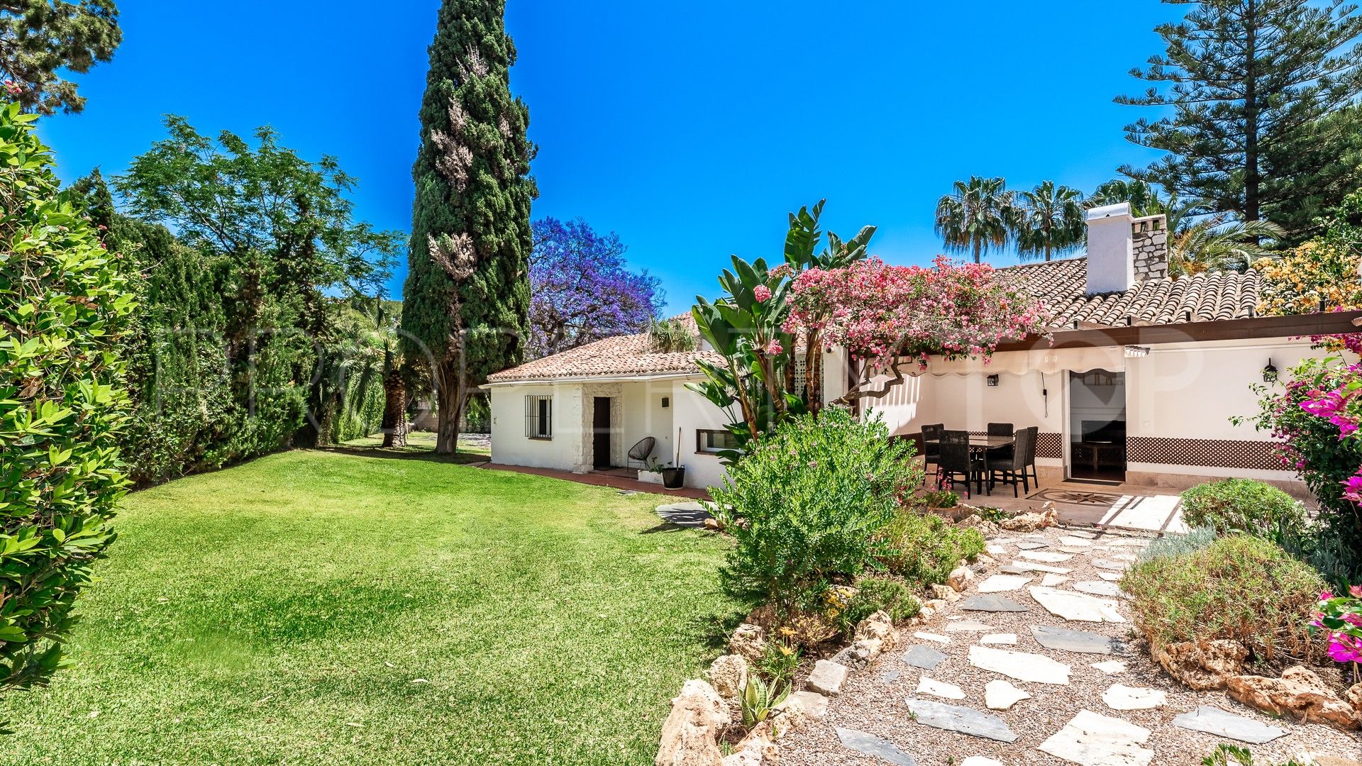 Se vende villa en Los Monteros