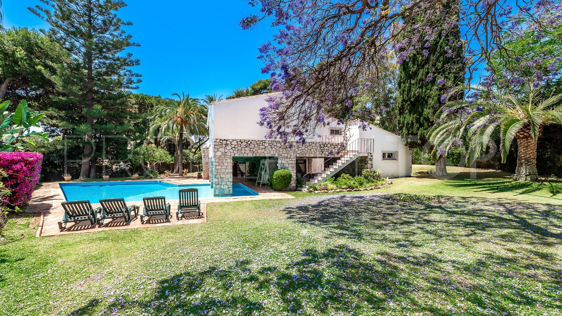 Se vende villa en Los Monteros