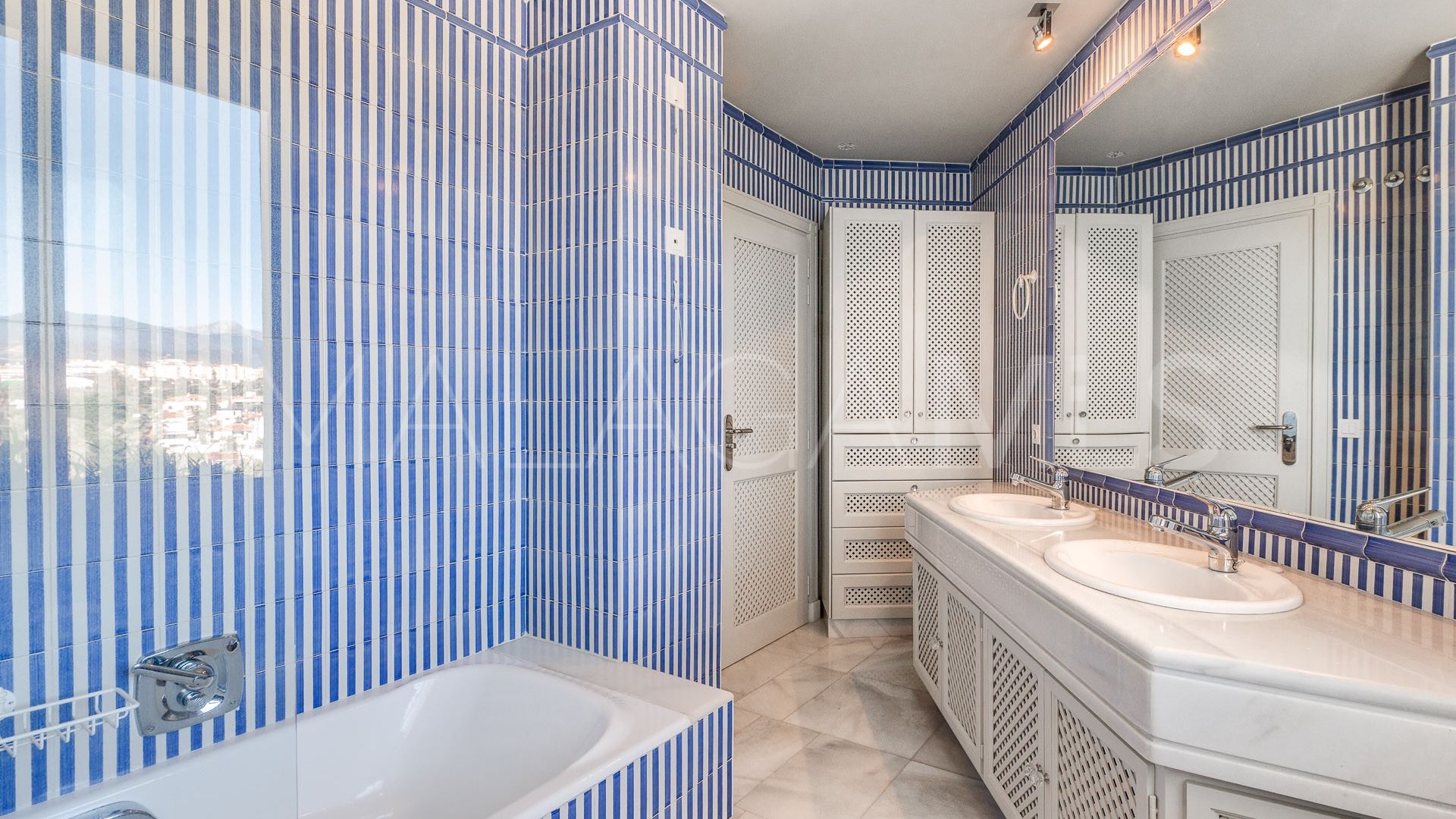 Atico duplex for sale in Guadalmina Baja