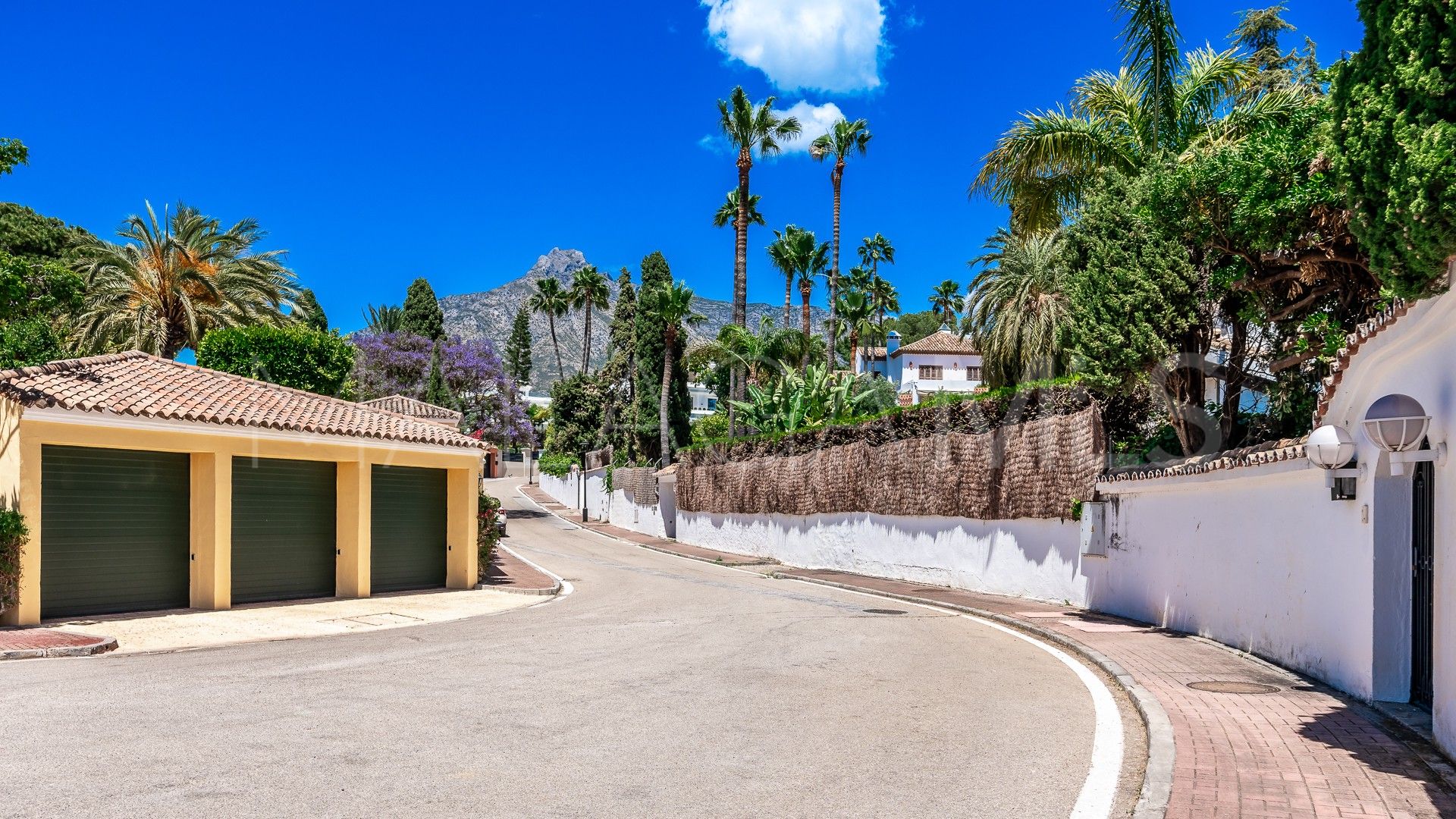 Las Lomas del Marbella Club, villa with 14 bedrooms for sale