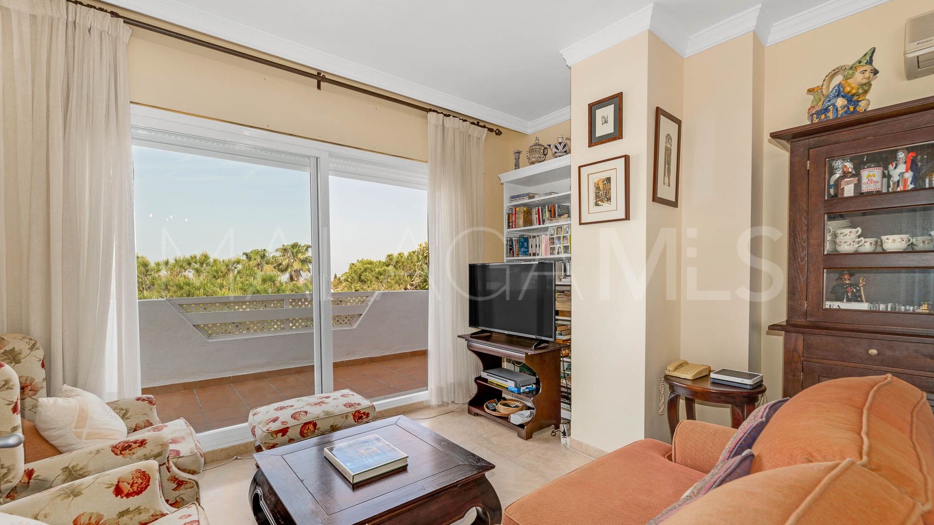 Buy atico with 2 bedrooms in Elviria