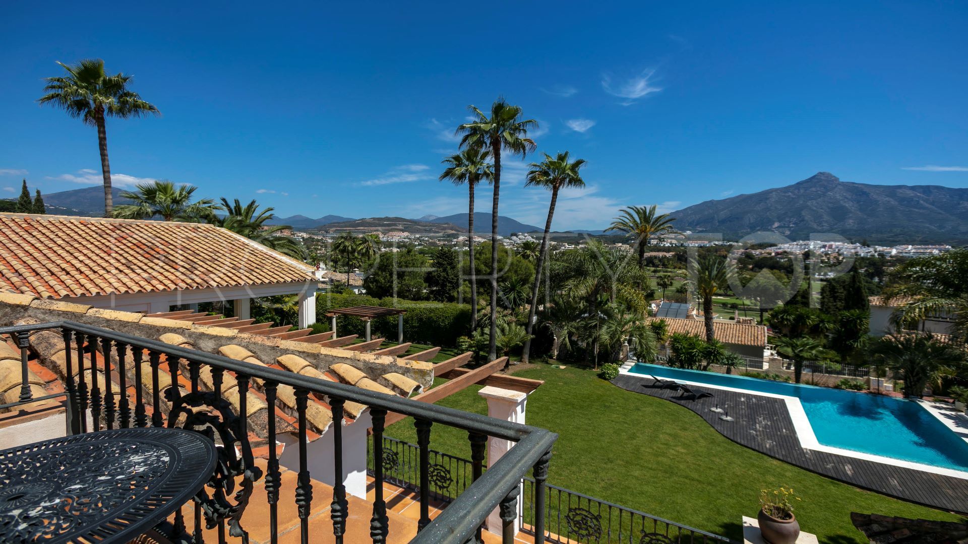 6 bedrooms villa for sale in Nueva Andalucia