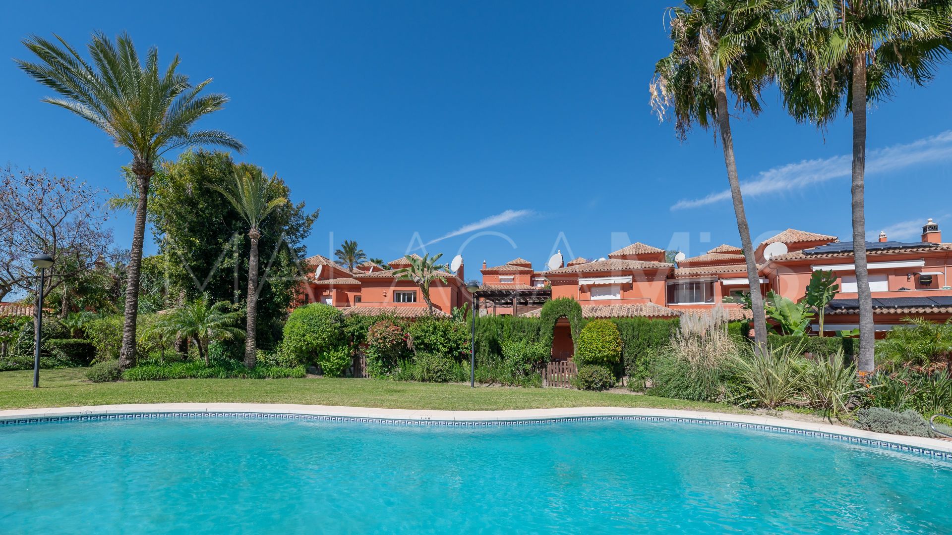 Town house for sale in Los Monteros