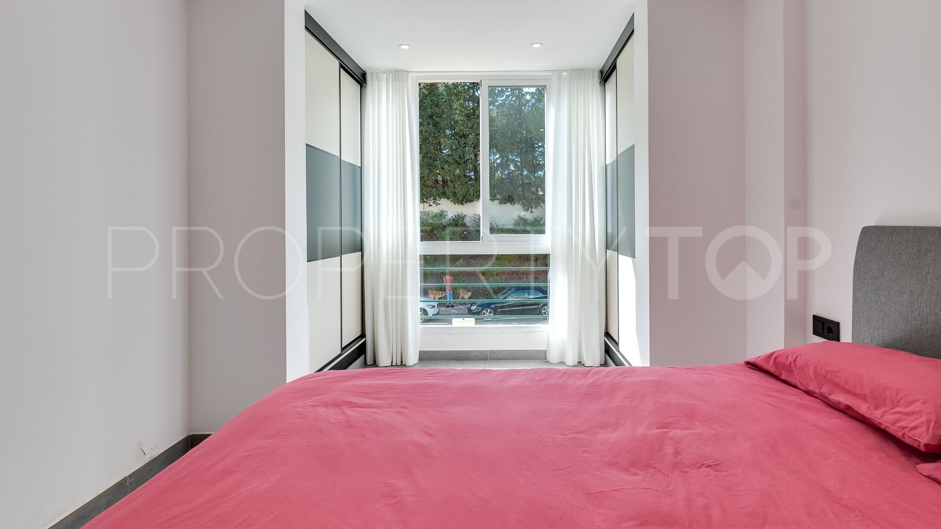 Buy 2 bedrooms apartment in Marbella - Puerto Banus