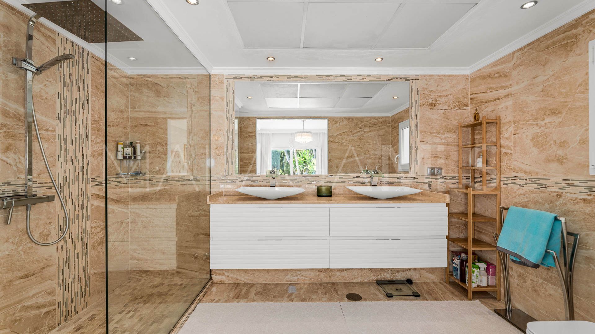 Villa for sale in Elviria with 5 bedrooms