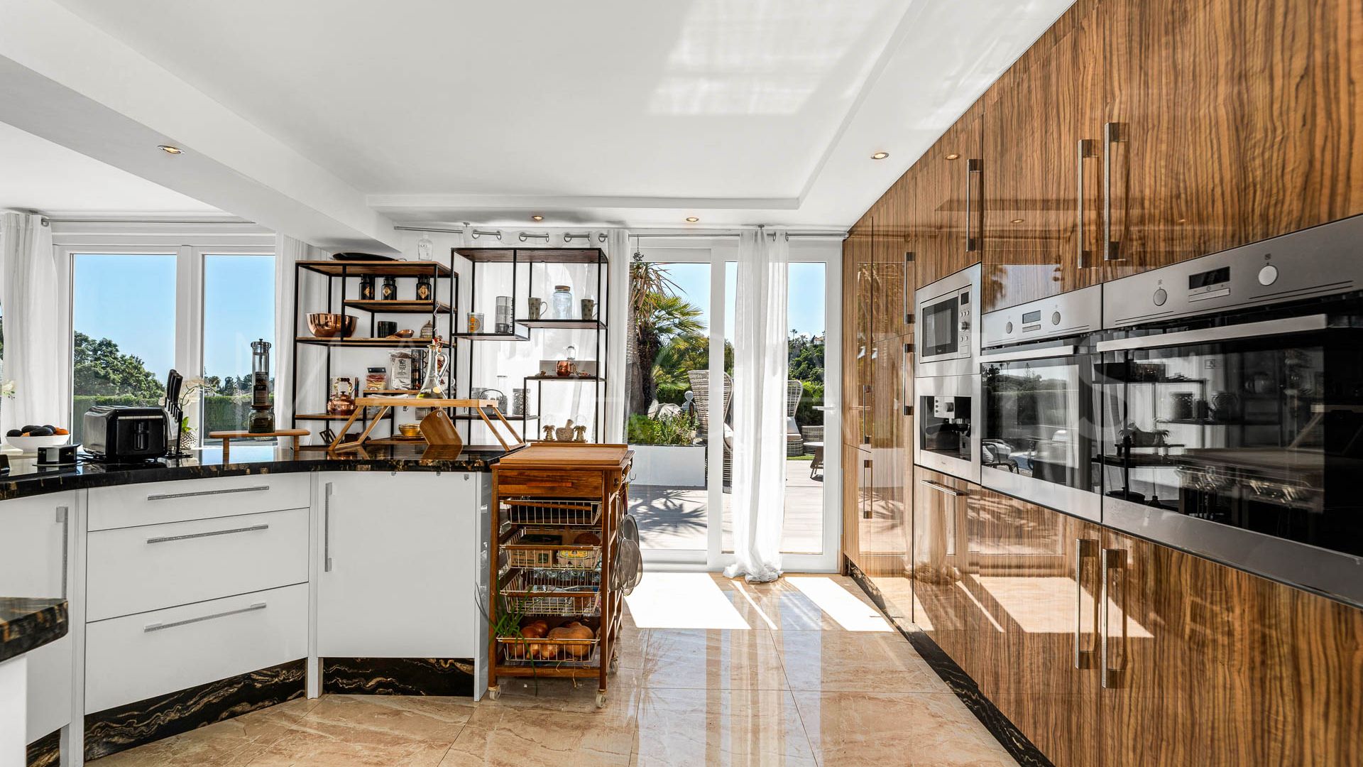 Villa for sale in Elviria with 5 bedrooms