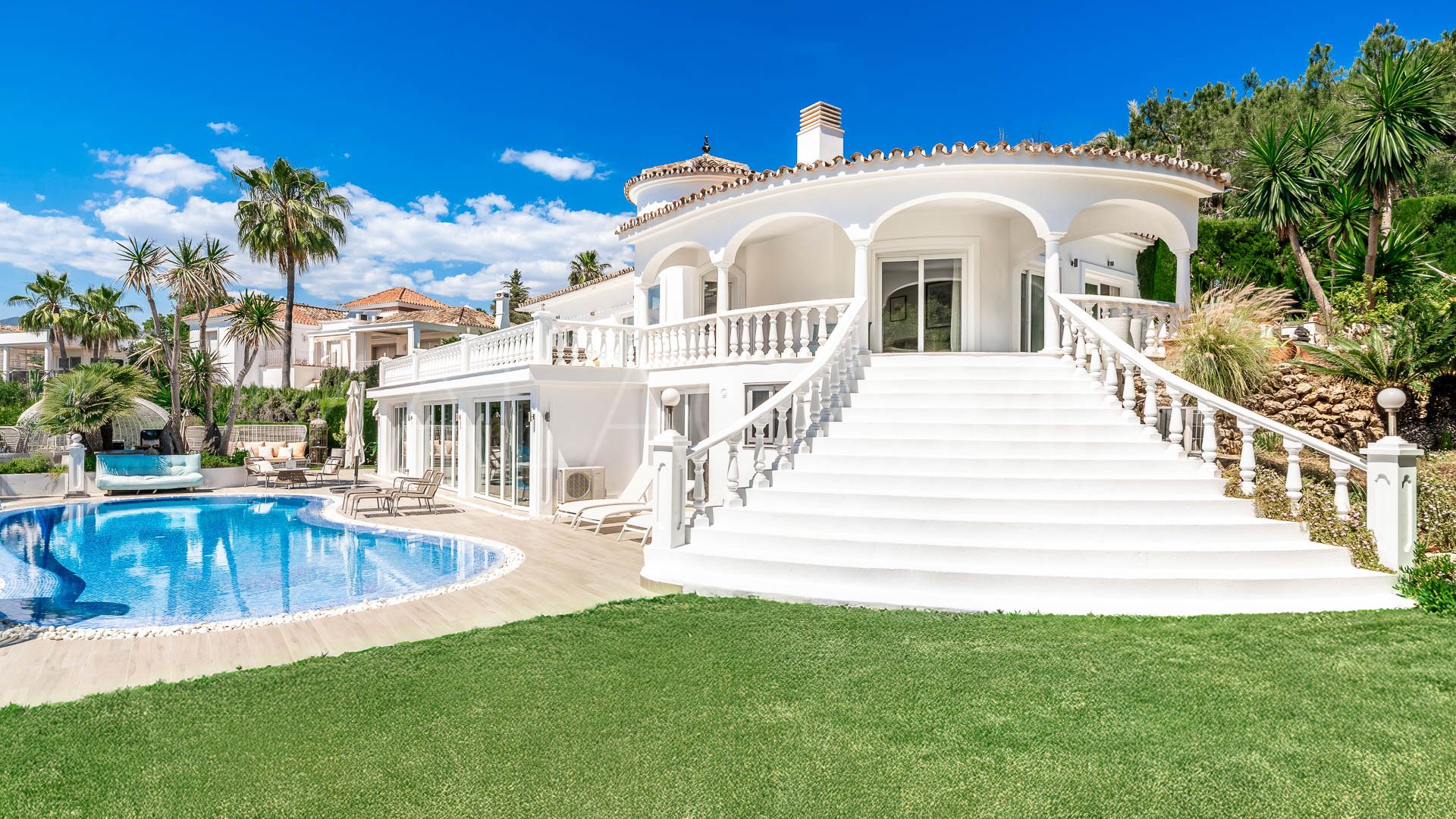 Villa for sale in Elviria with 5 bedrooms