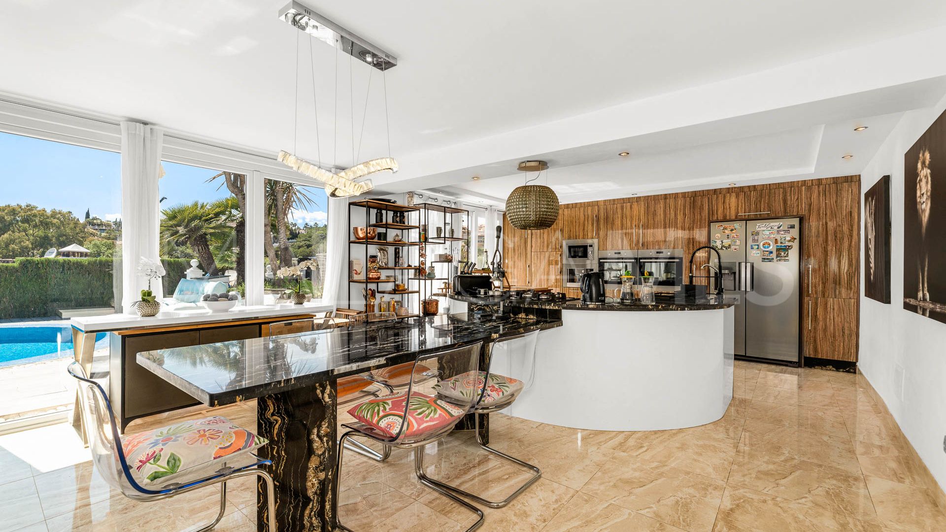 Villa for sale in Elviria with 5 bedrooms