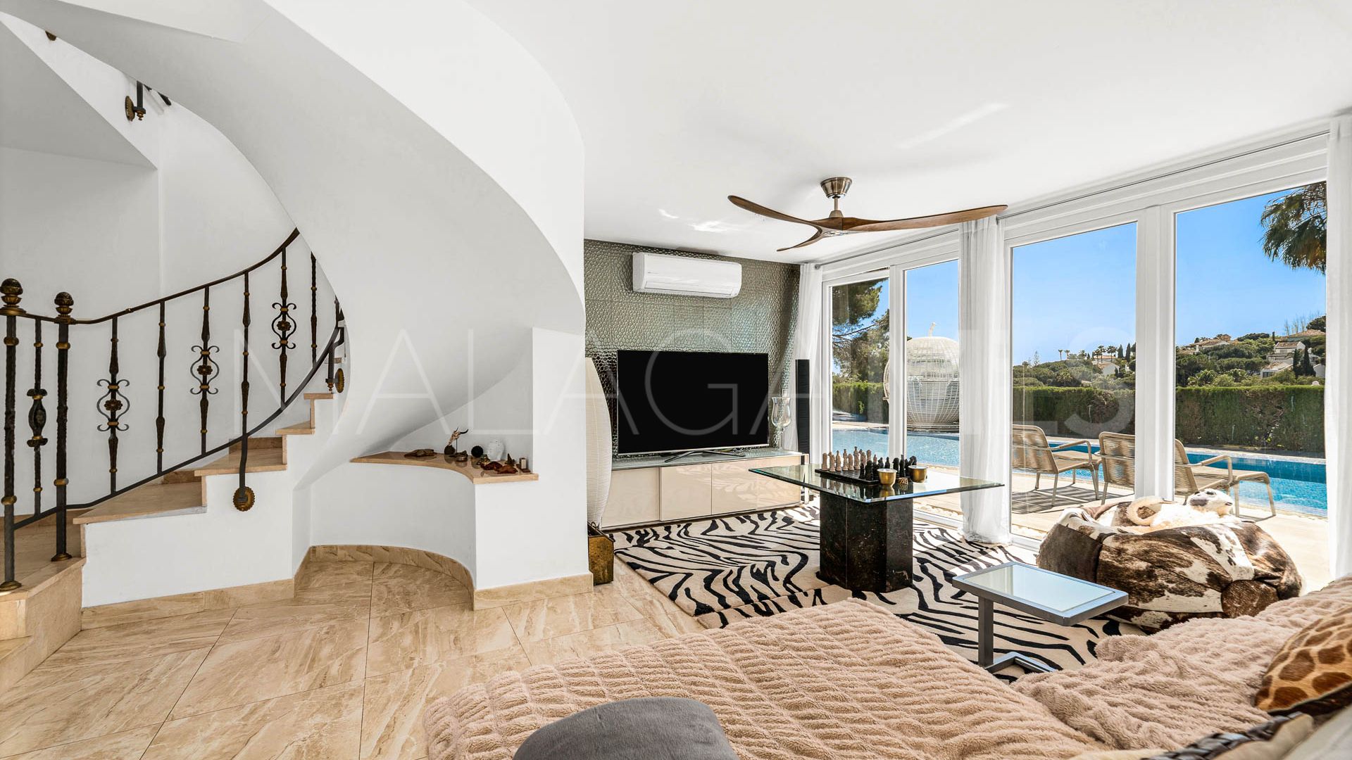 Villa for sale in Elviria with 5 bedrooms