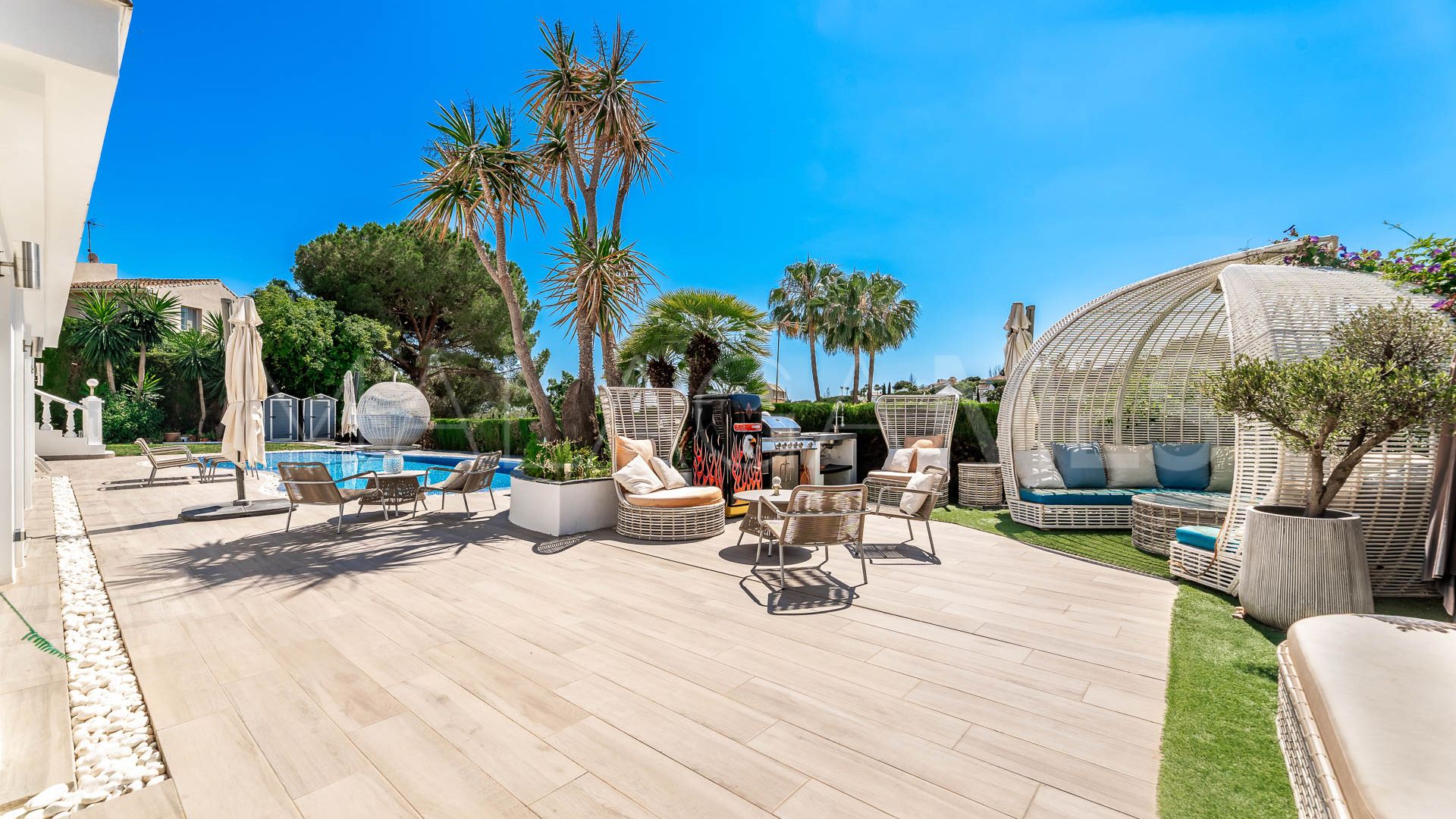 Villa for sale in Elviria with 5 bedrooms