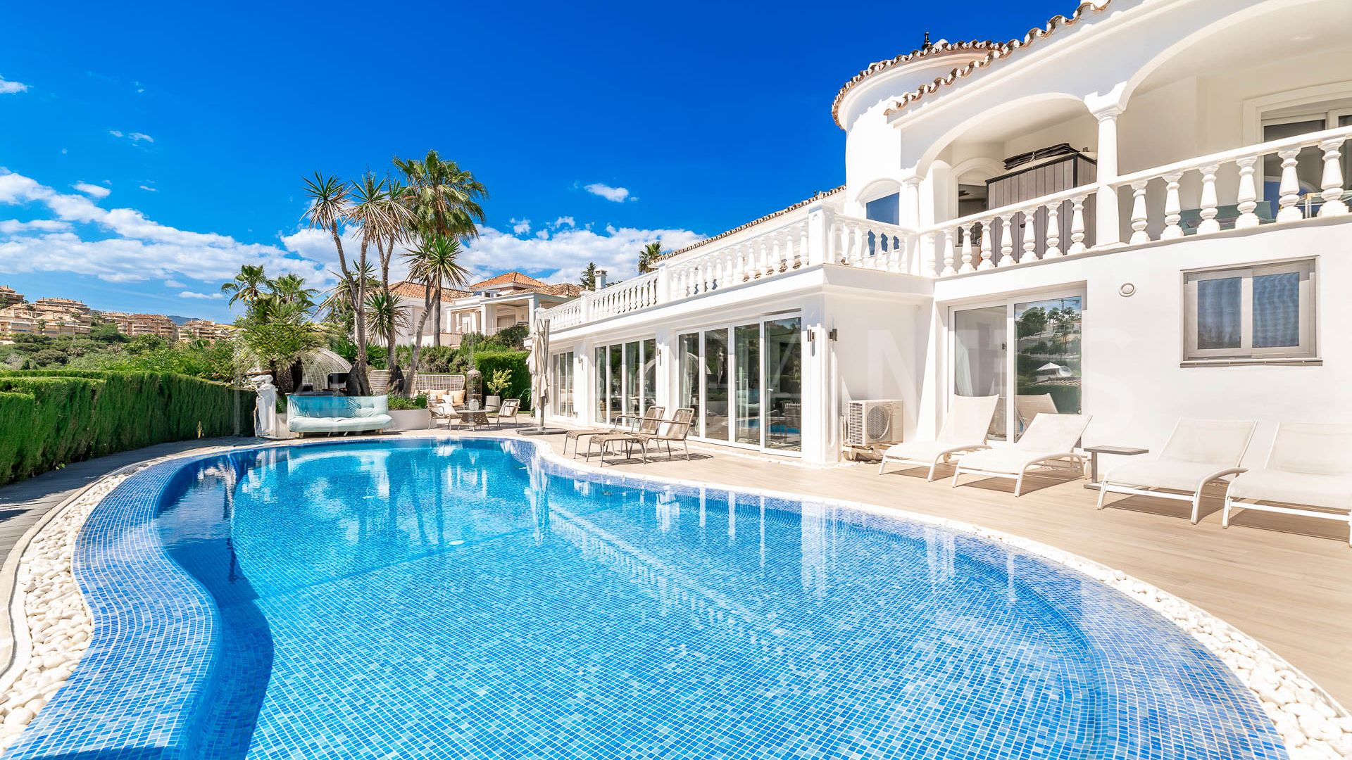 Villa for sale in Elviria with 5 bedrooms