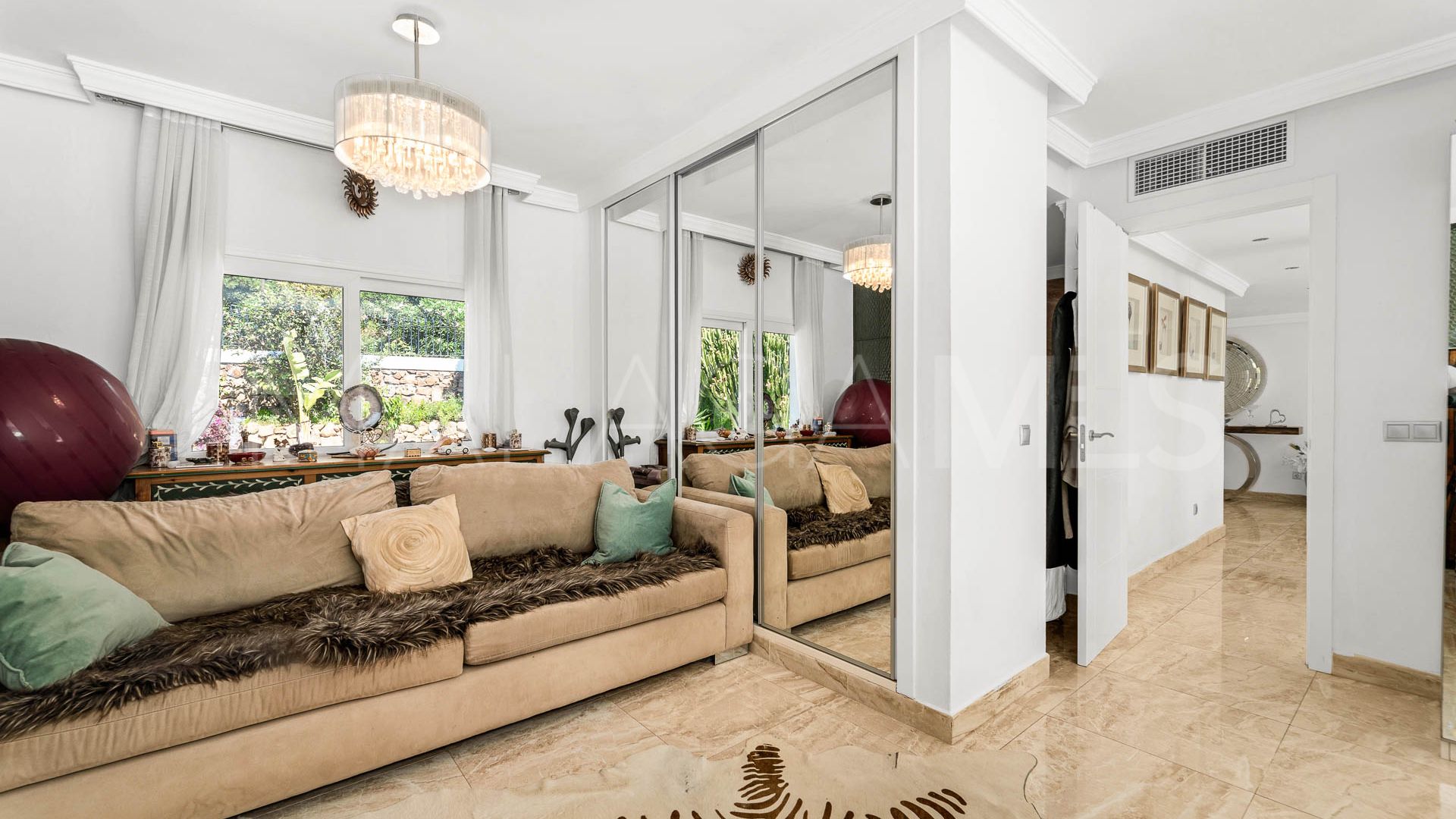 Villa for sale in Elviria with 5 bedrooms