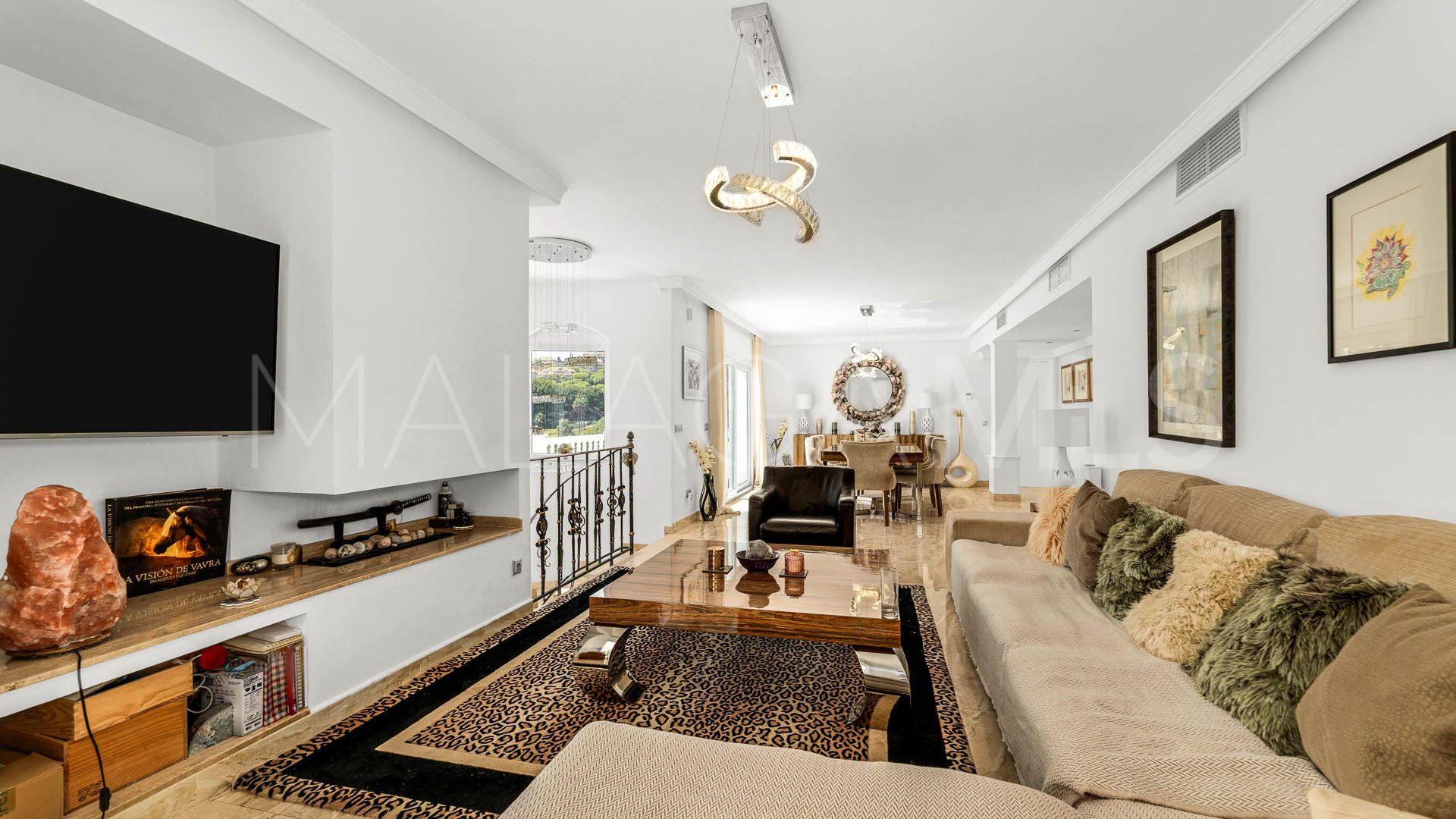 Villa for sale in Elviria with 5 bedrooms