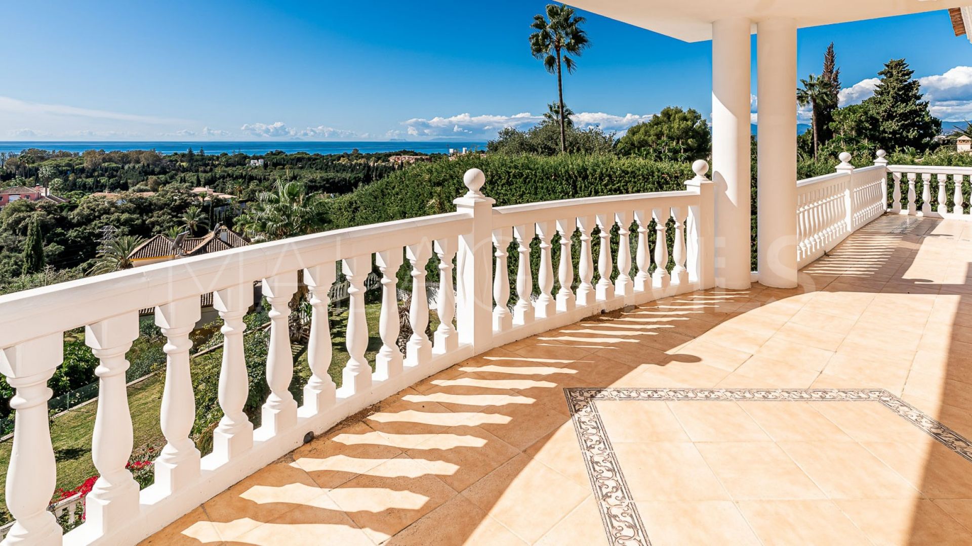 Villa for sale in Elviria
