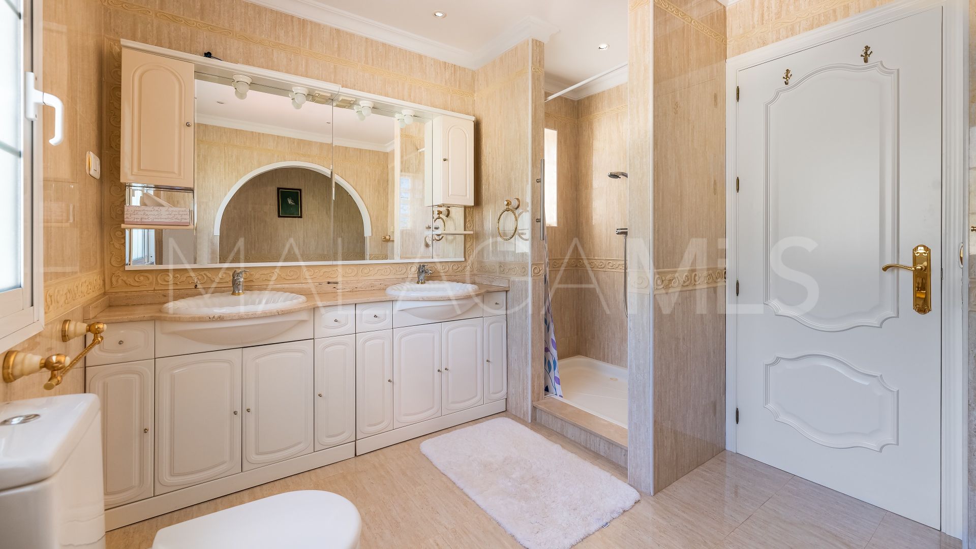 Villa for sale in Elviria