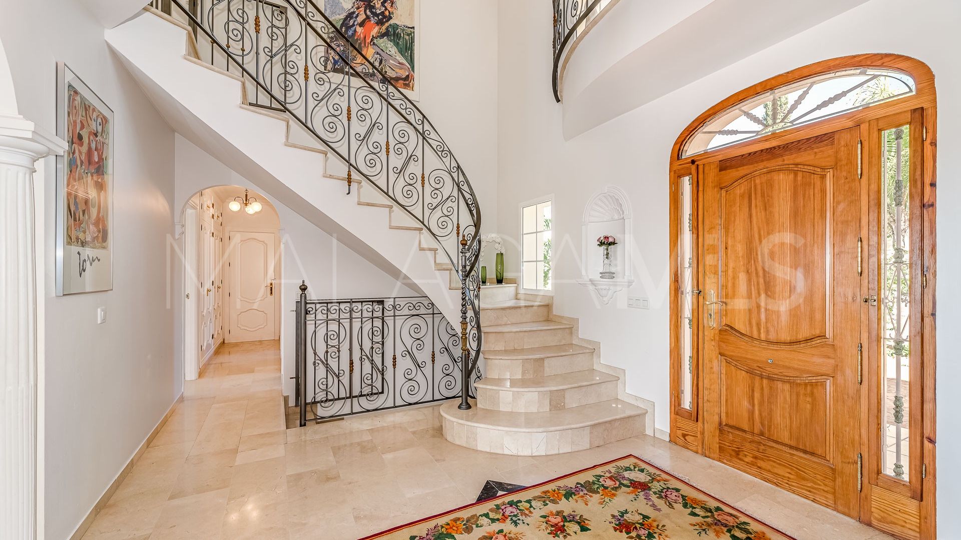 Villa for sale in Elviria