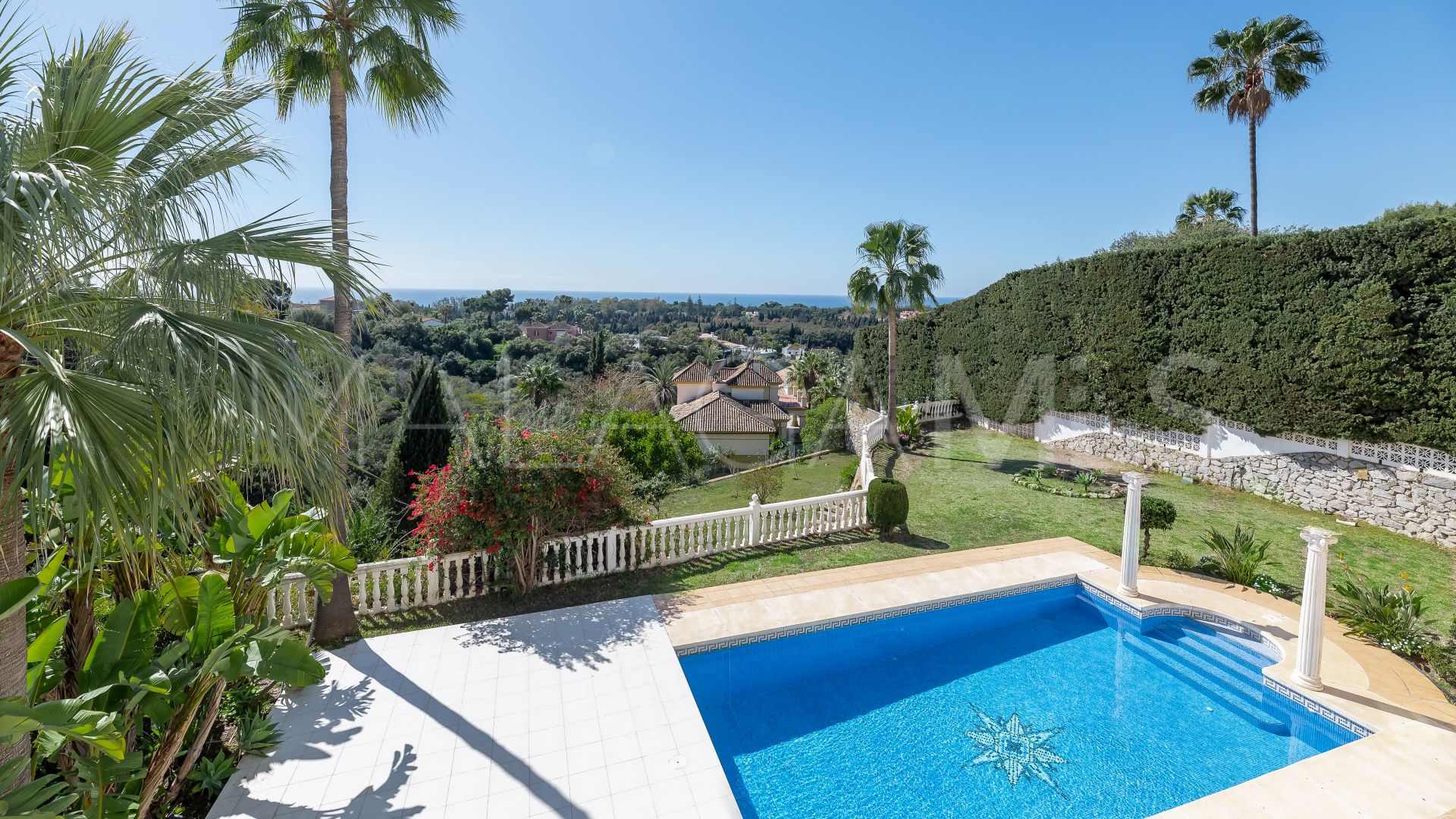 Villa for sale in Elviria