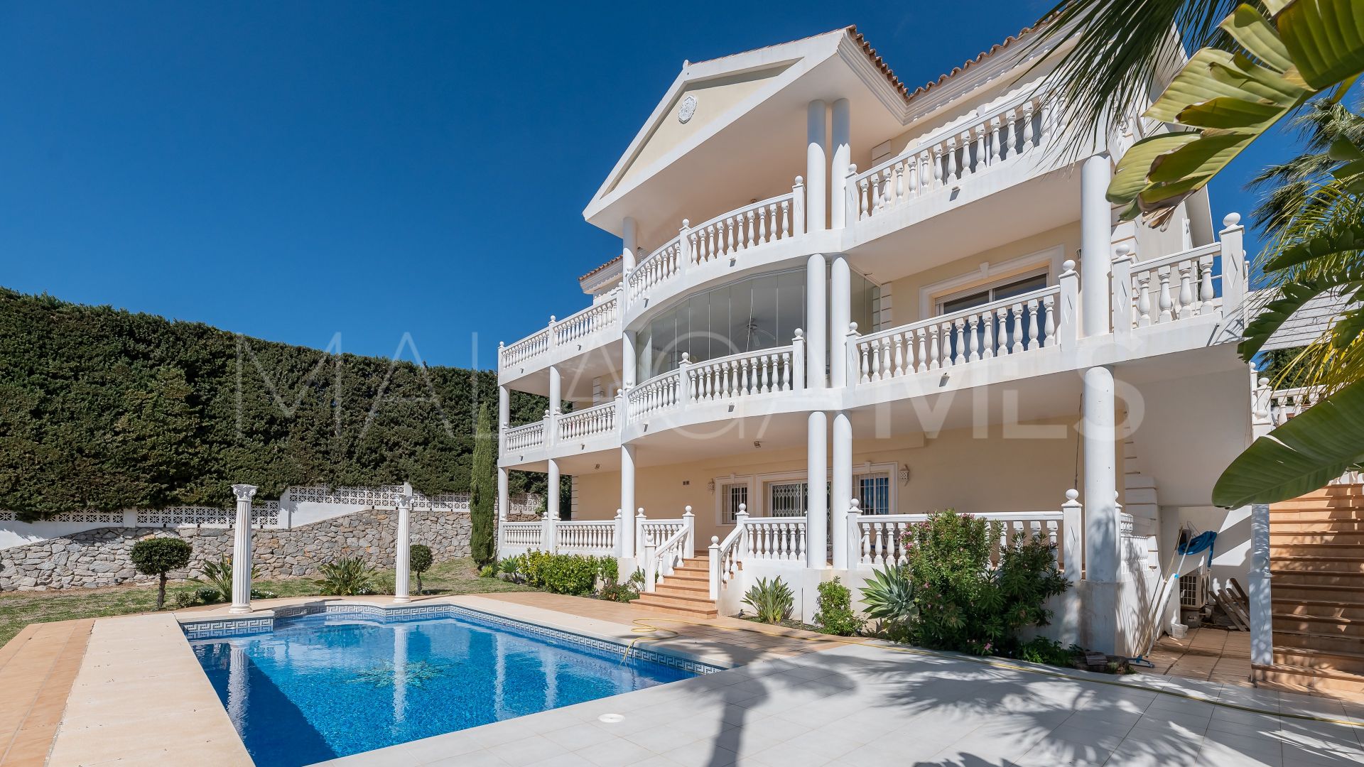 Villa for sale in Elviria