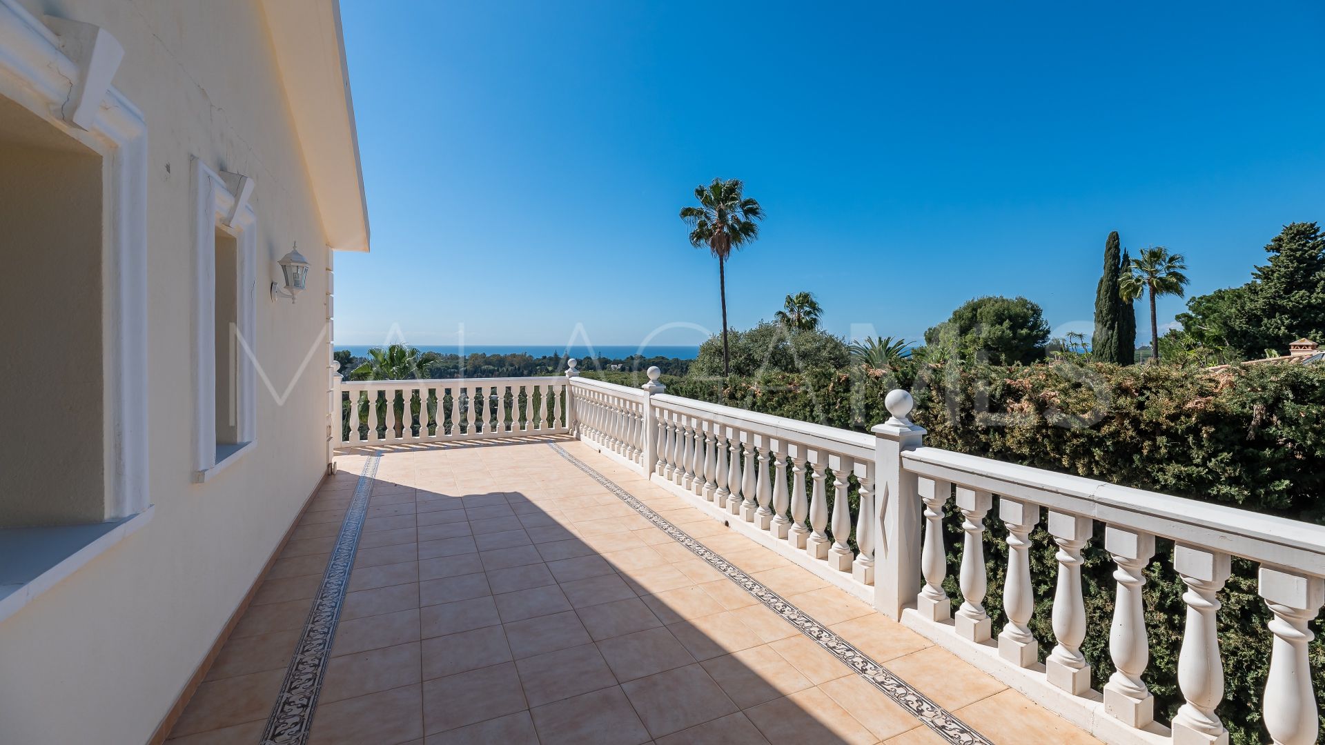 Villa for sale in Elviria