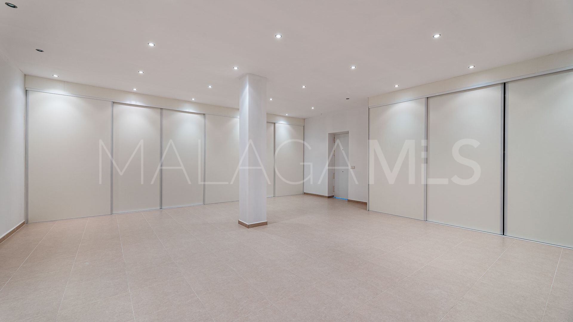 Villa for sale in Elviria