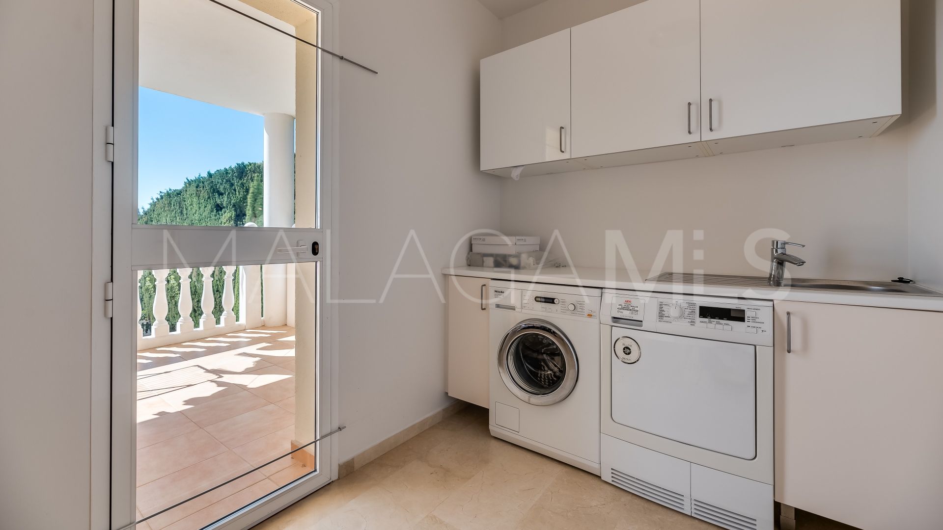 Villa for sale in Elviria