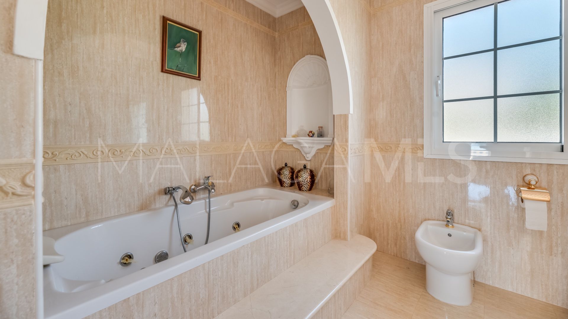 Villa for sale in Elviria