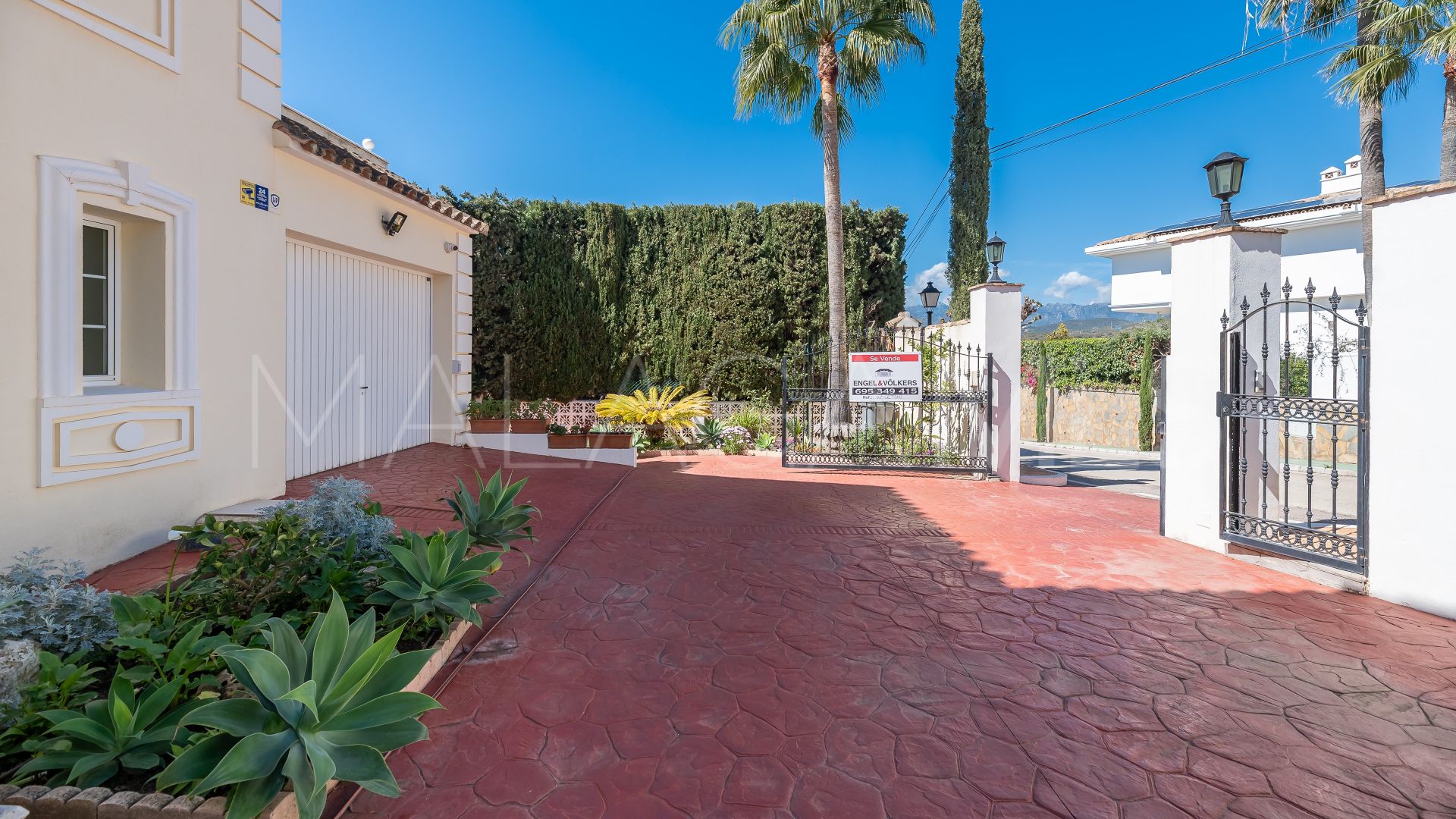 Villa for sale in Elviria