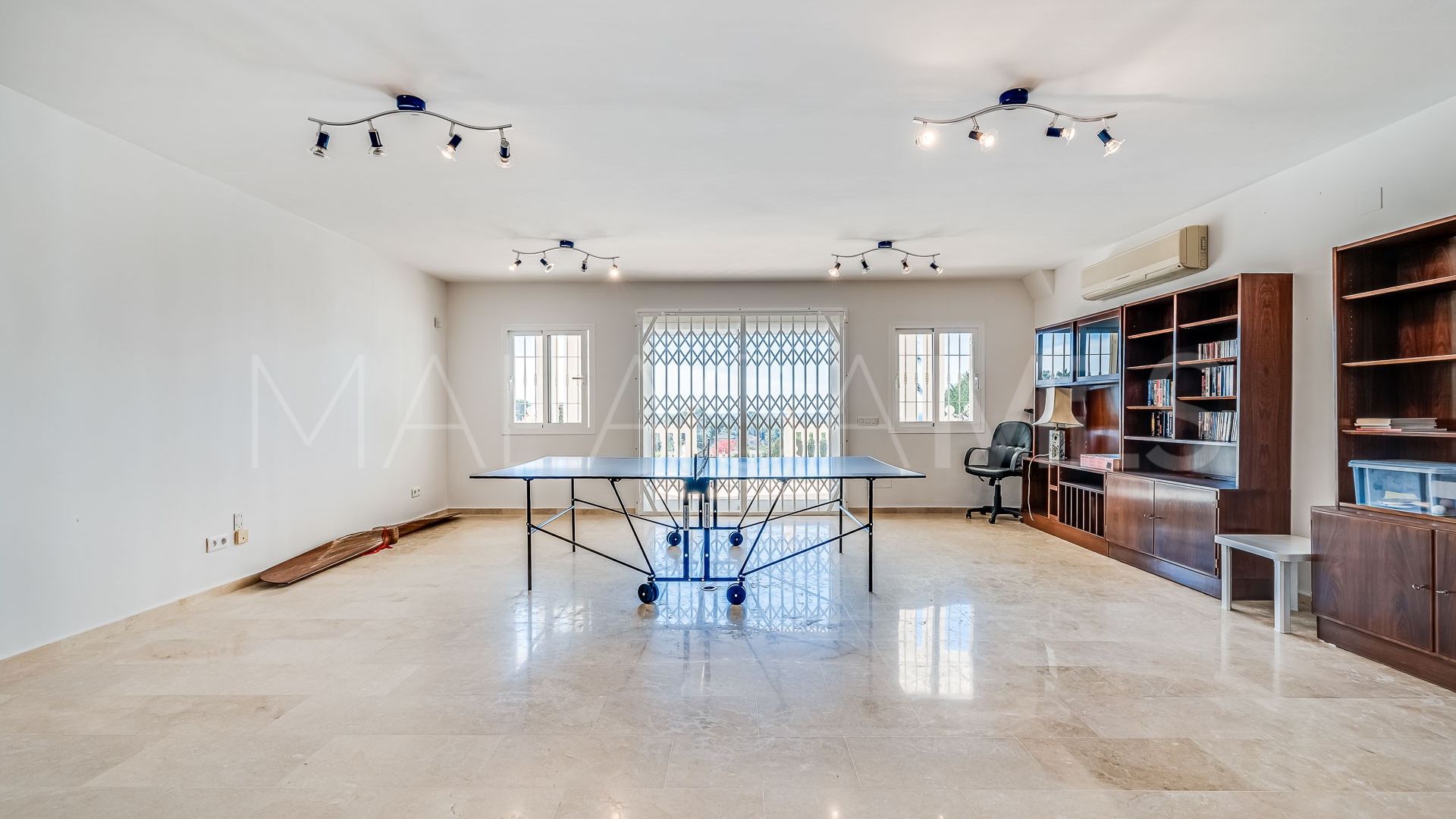 Villa for sale in Elviria