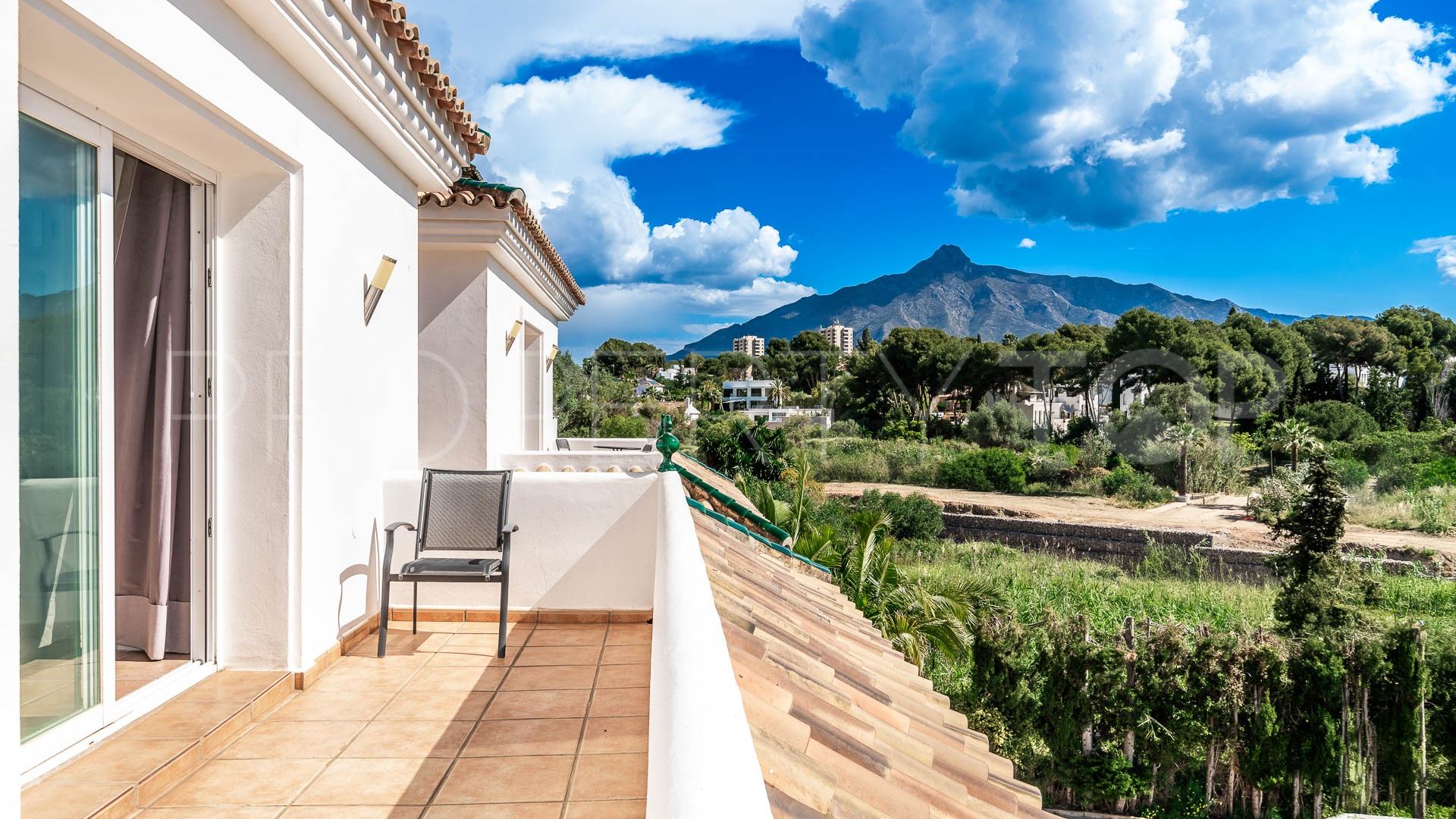 For sale house in Nueva Andalucia