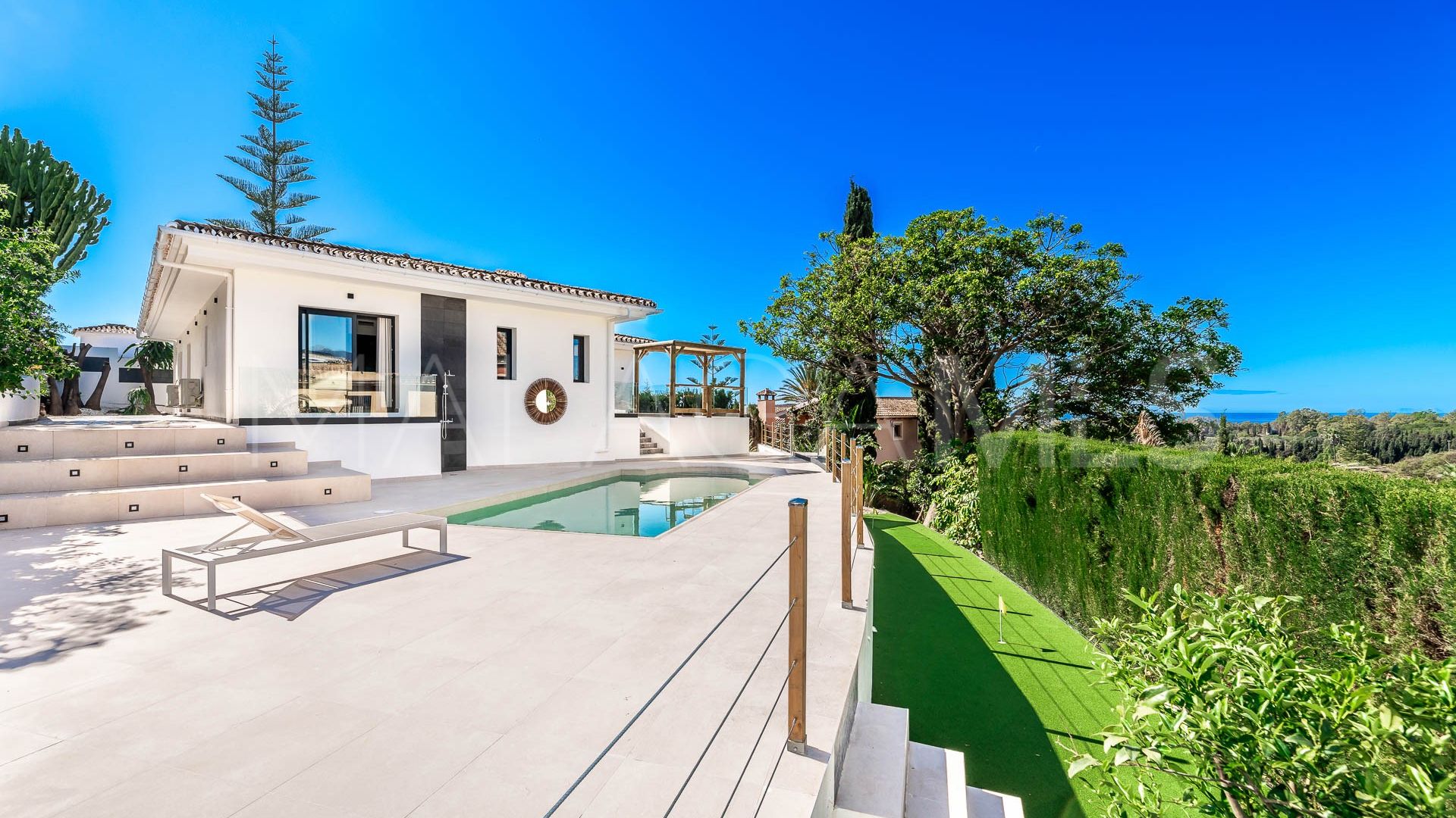 Buy villa in Elviria with 4 bedrooms