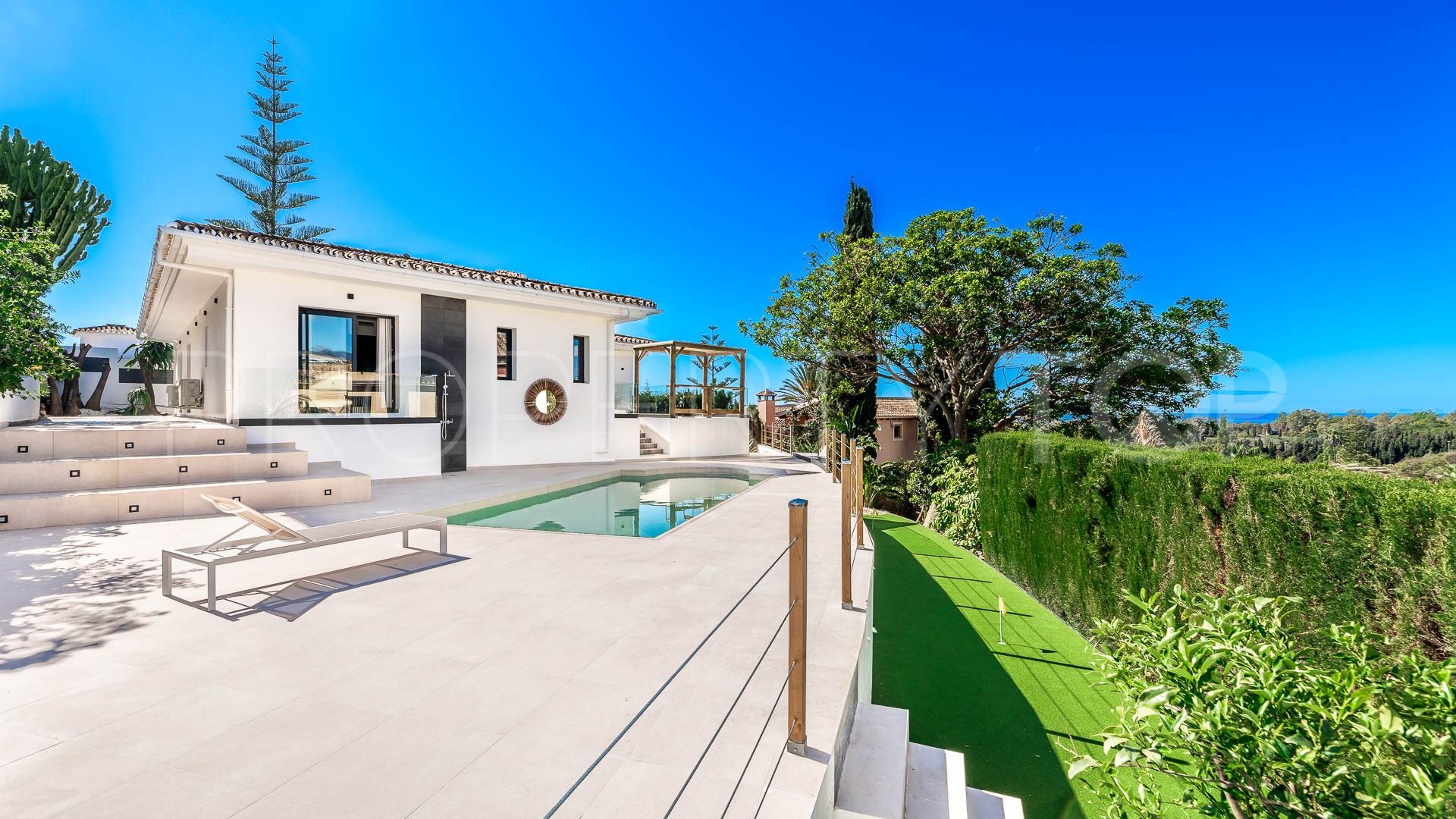 Buy villa in Elviria with 4 bedrooms