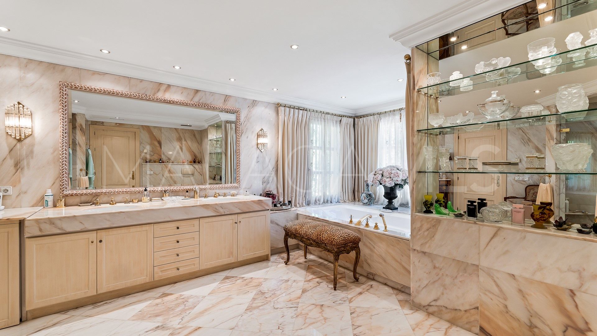 4 bedrooms villa for sale in Nueva Andalucia