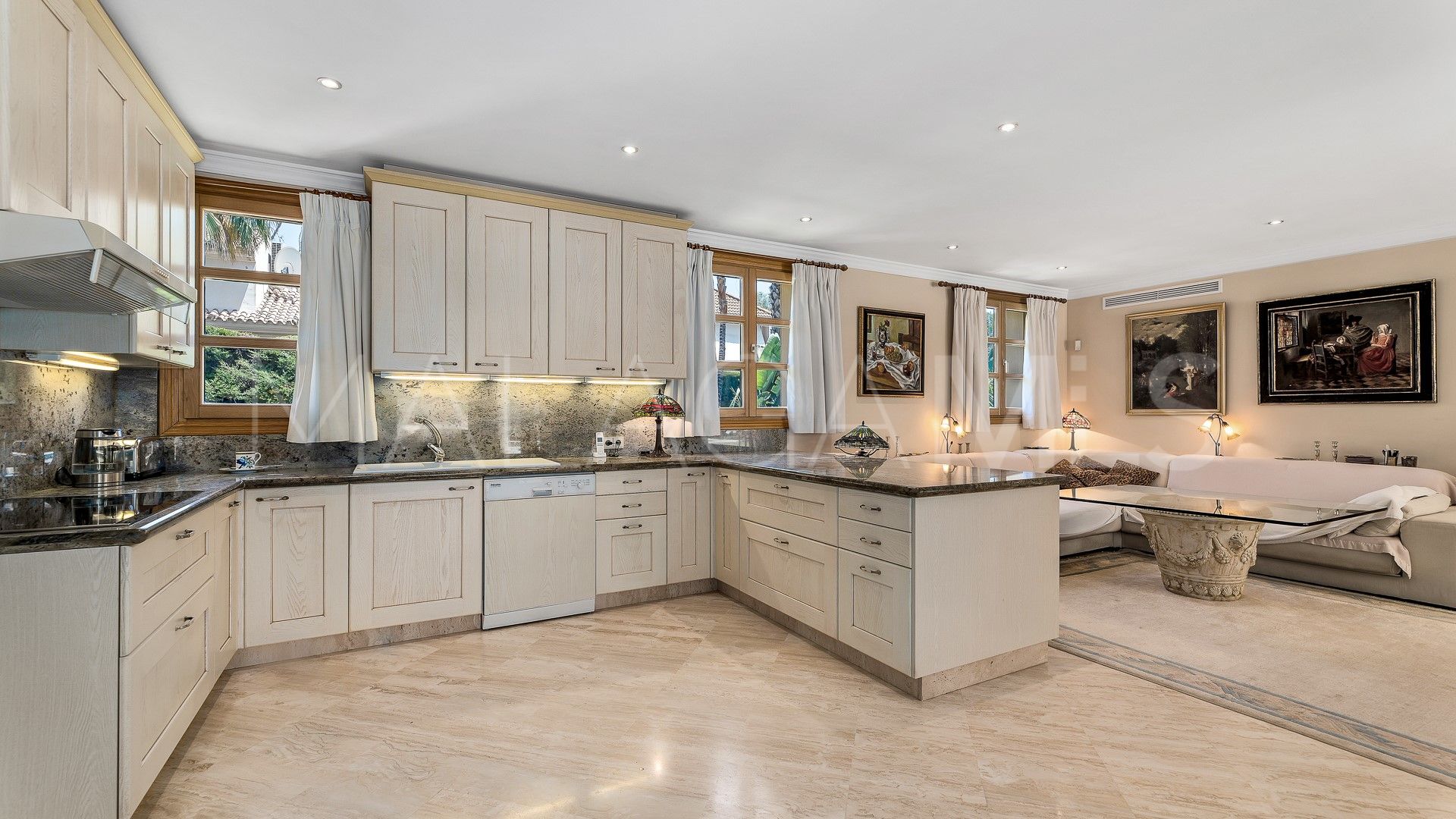 4 bedrooms villa for sale in Nueva Andalucia