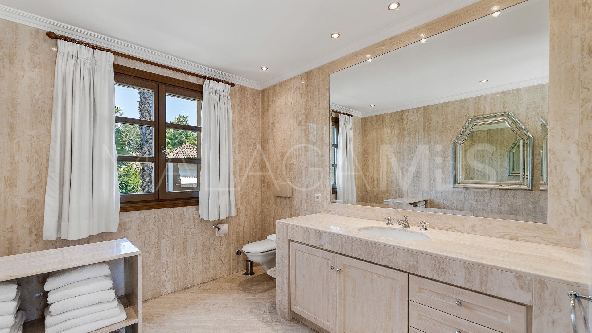 4 bedrooms villa for sale in Nueva Andalucia