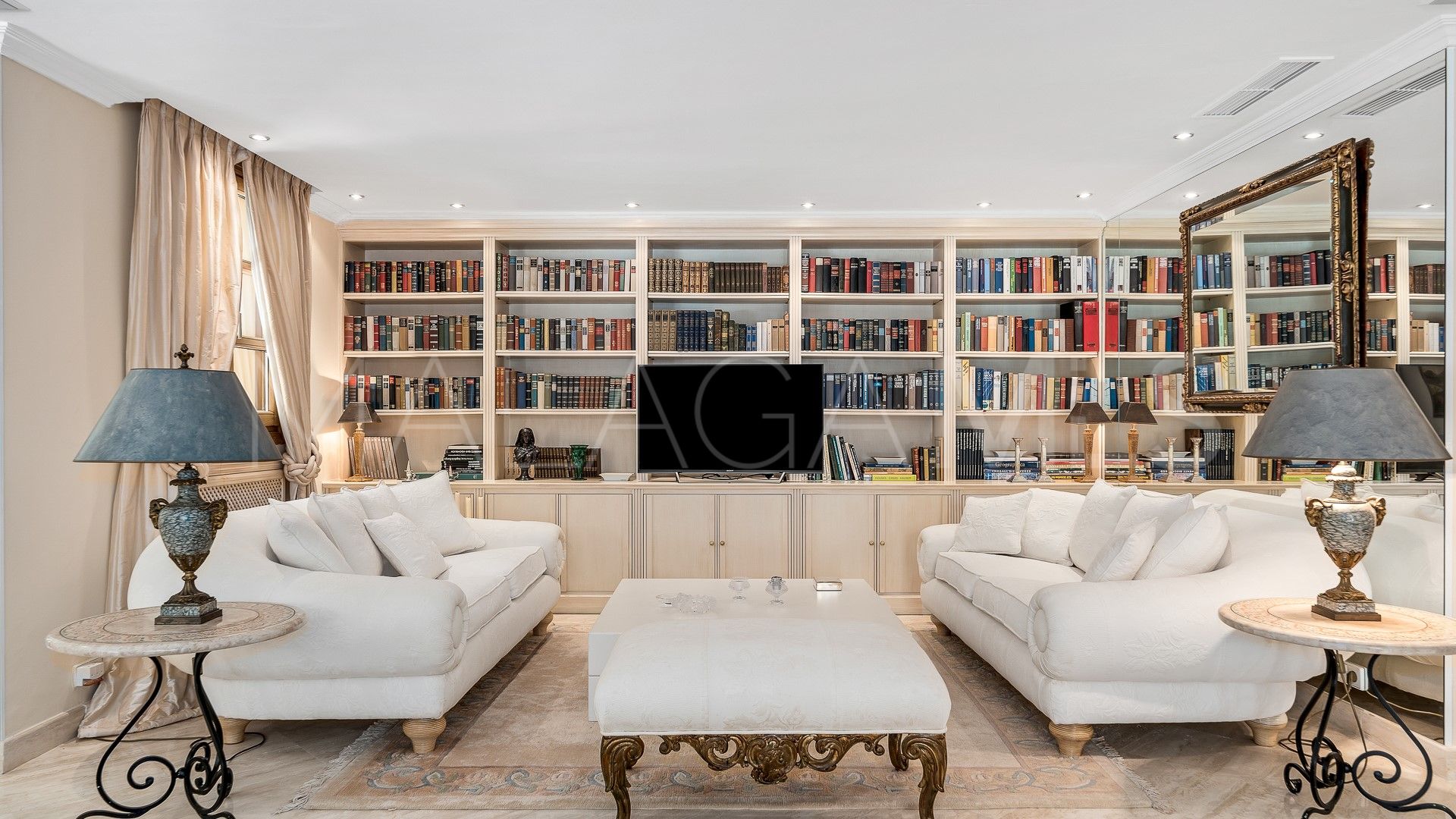 4 bedrooms villa for sale in Nueva Andalucia