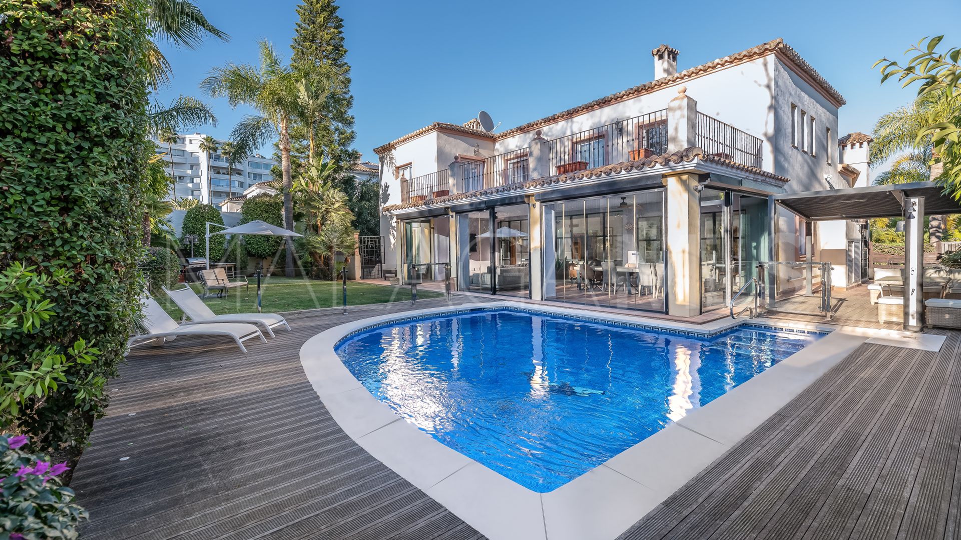 Villa for sale with 7 bedrooms in Guadalmina Alta