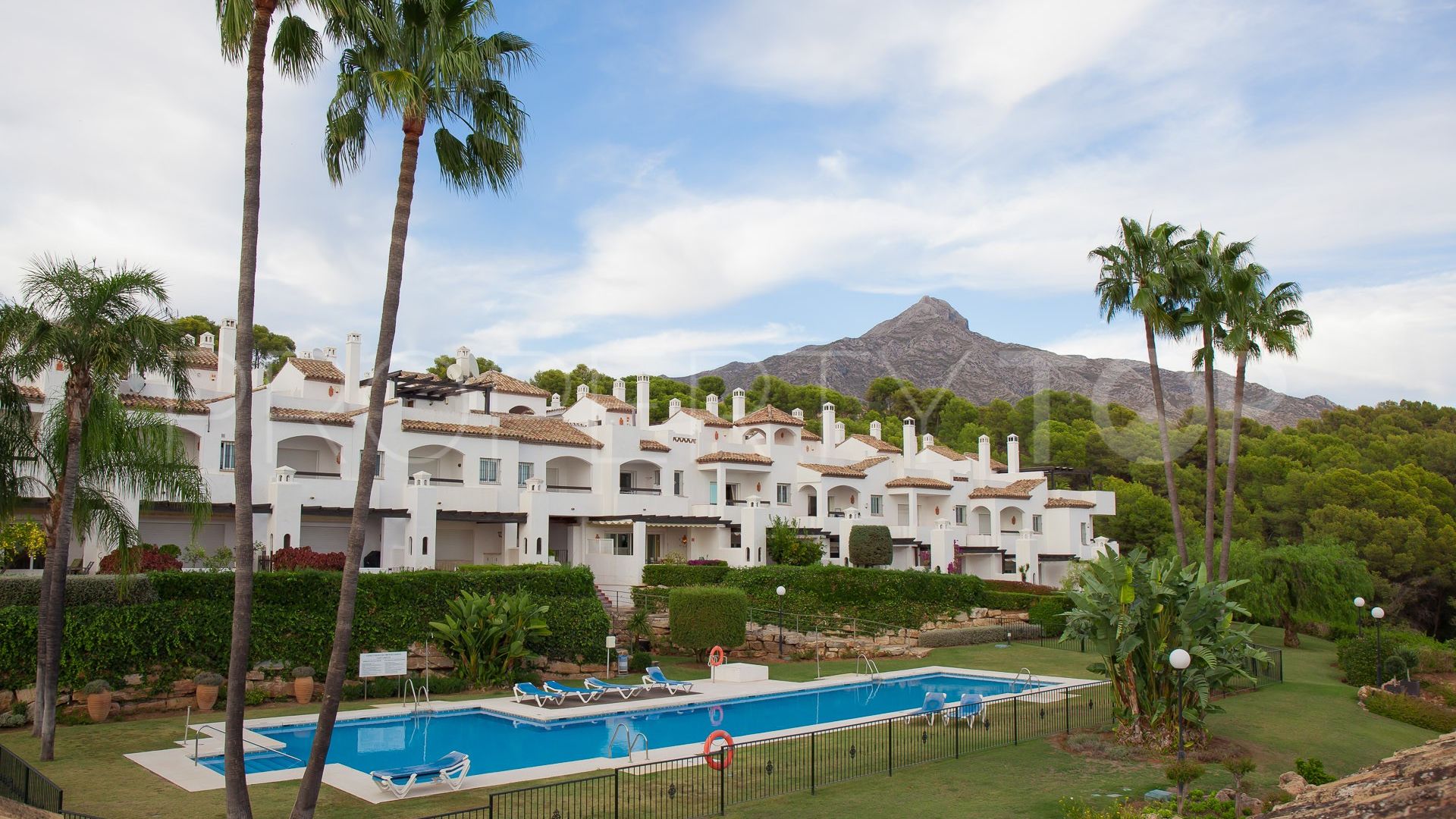 For sale town house in Nueva Andalucia