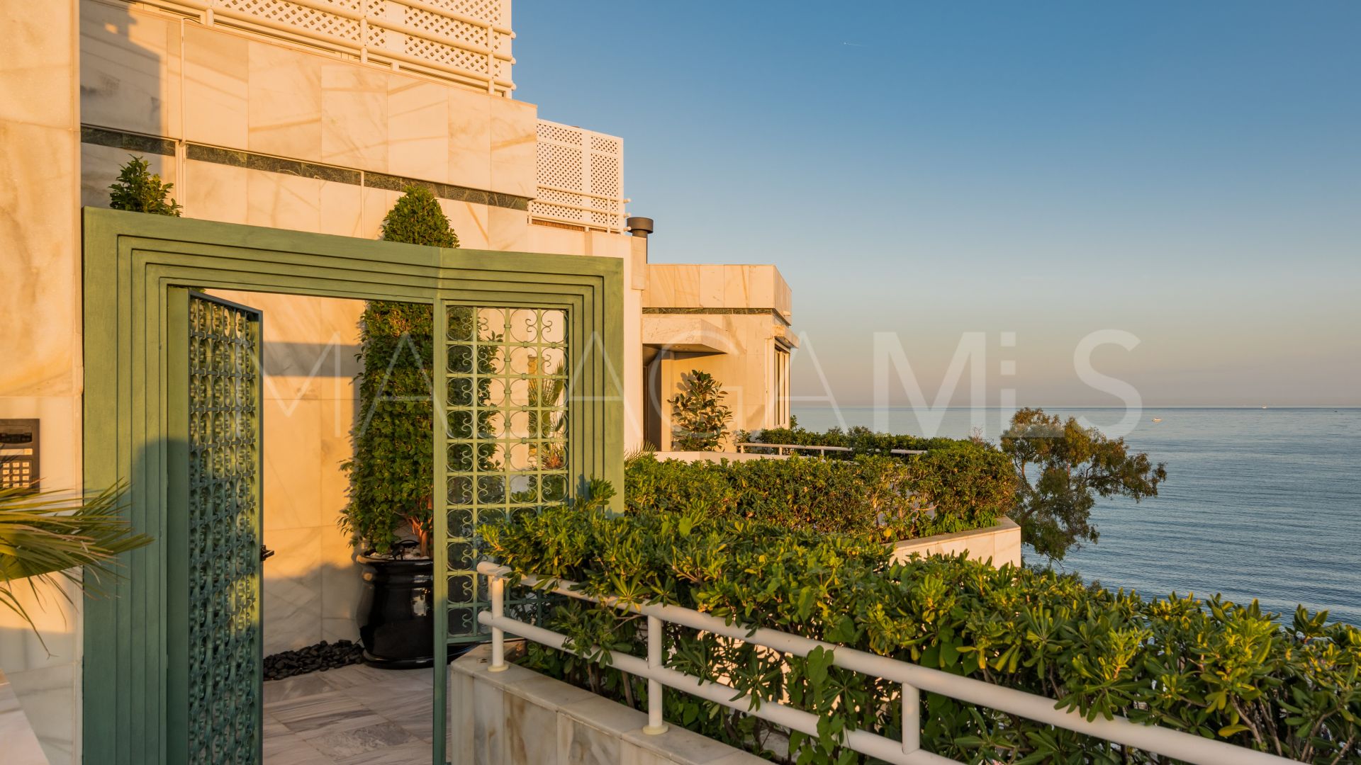 Takvåning for sale in Beach Side Golden Mile