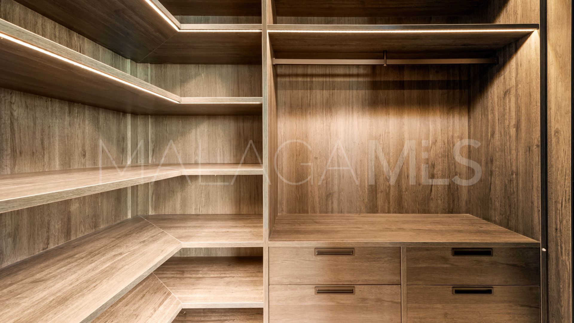 Takvåning for sale in Beach Side Golden Mile