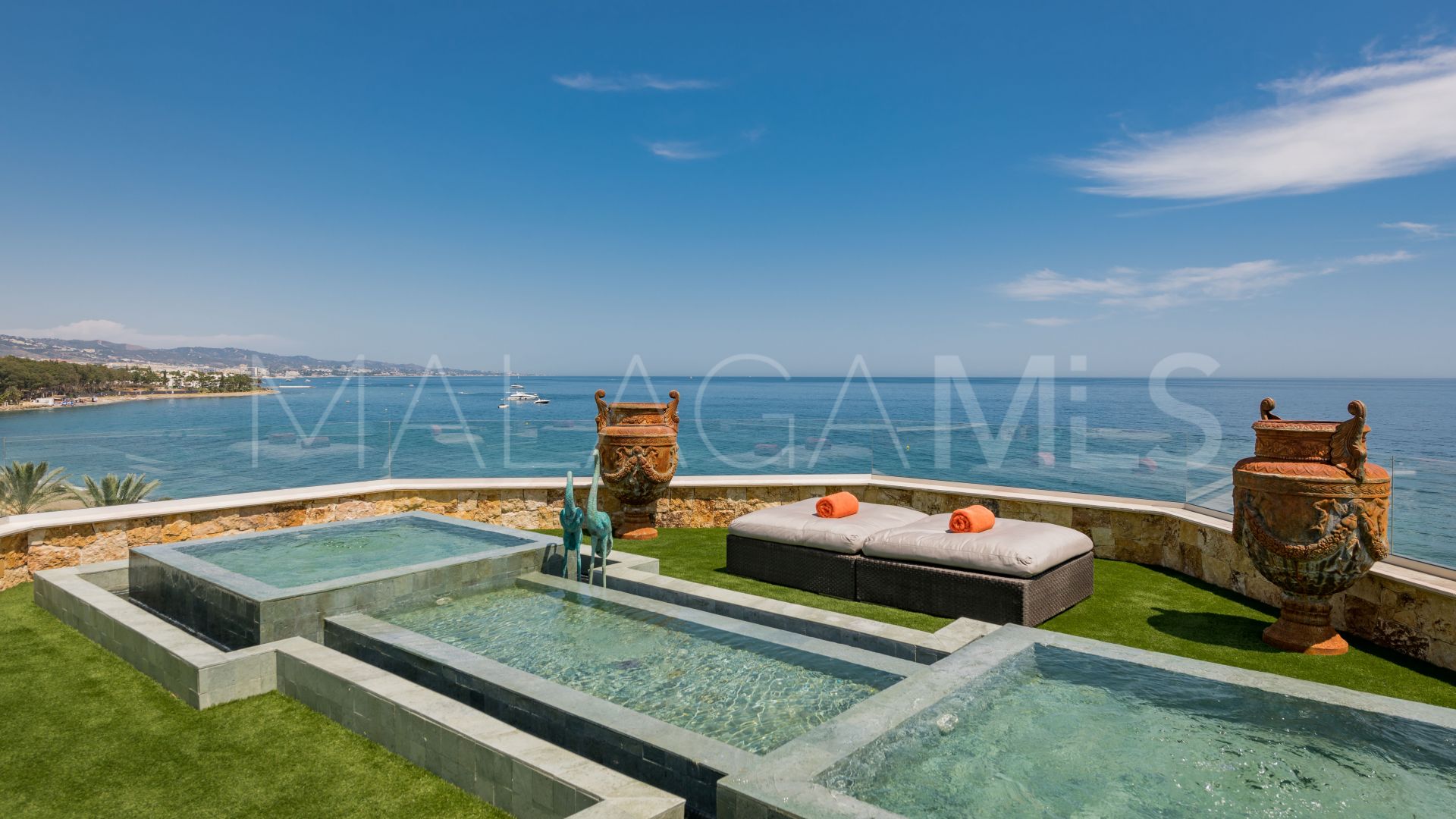 Takvåning for sale in Beach Side Golden Mile