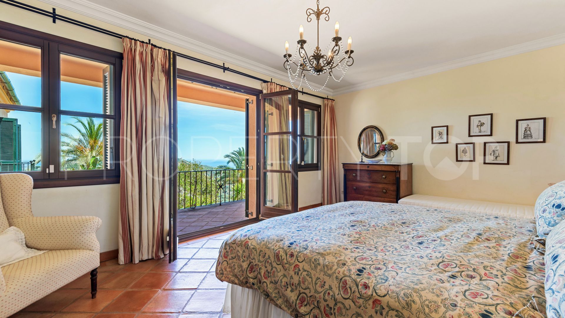 6 bedrooms Altos de Elviria villa for sale