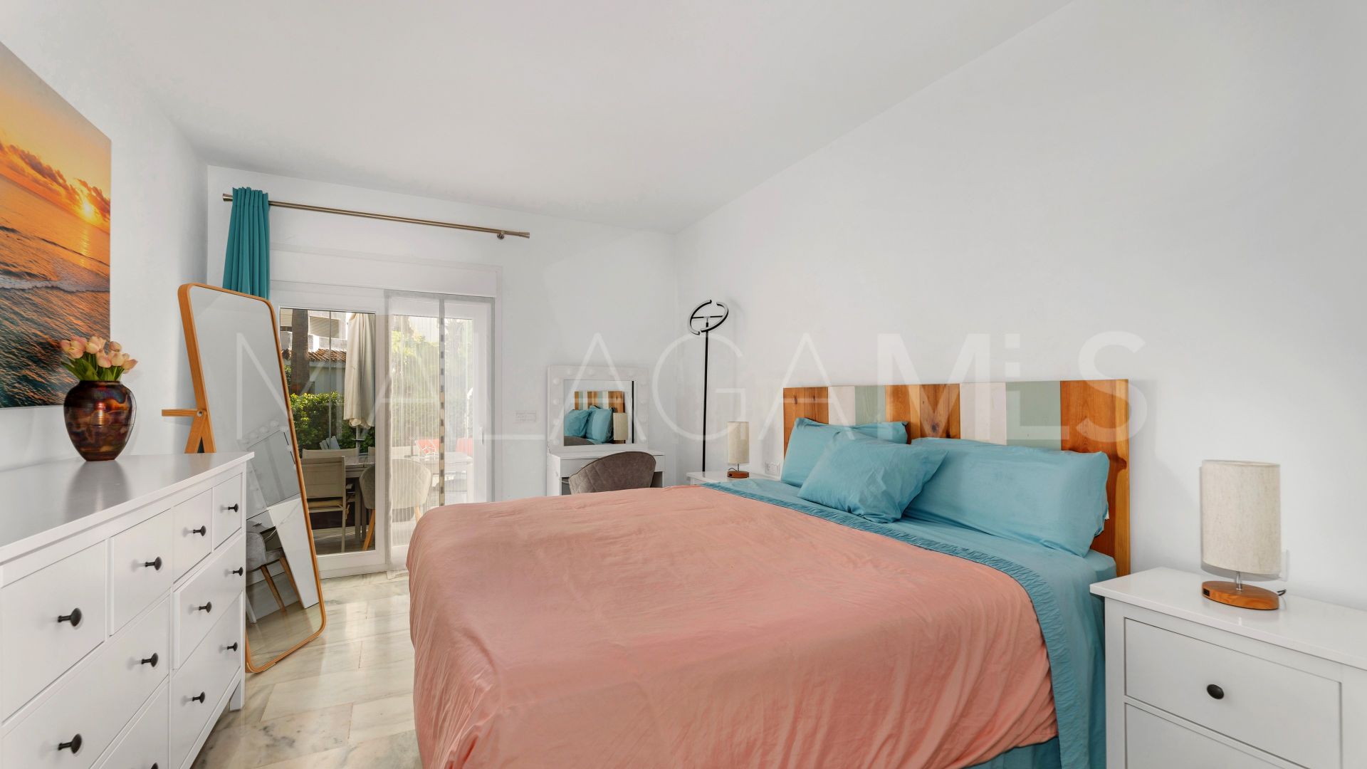 Se vende apartamento with 3 bedrooms in Elviria
