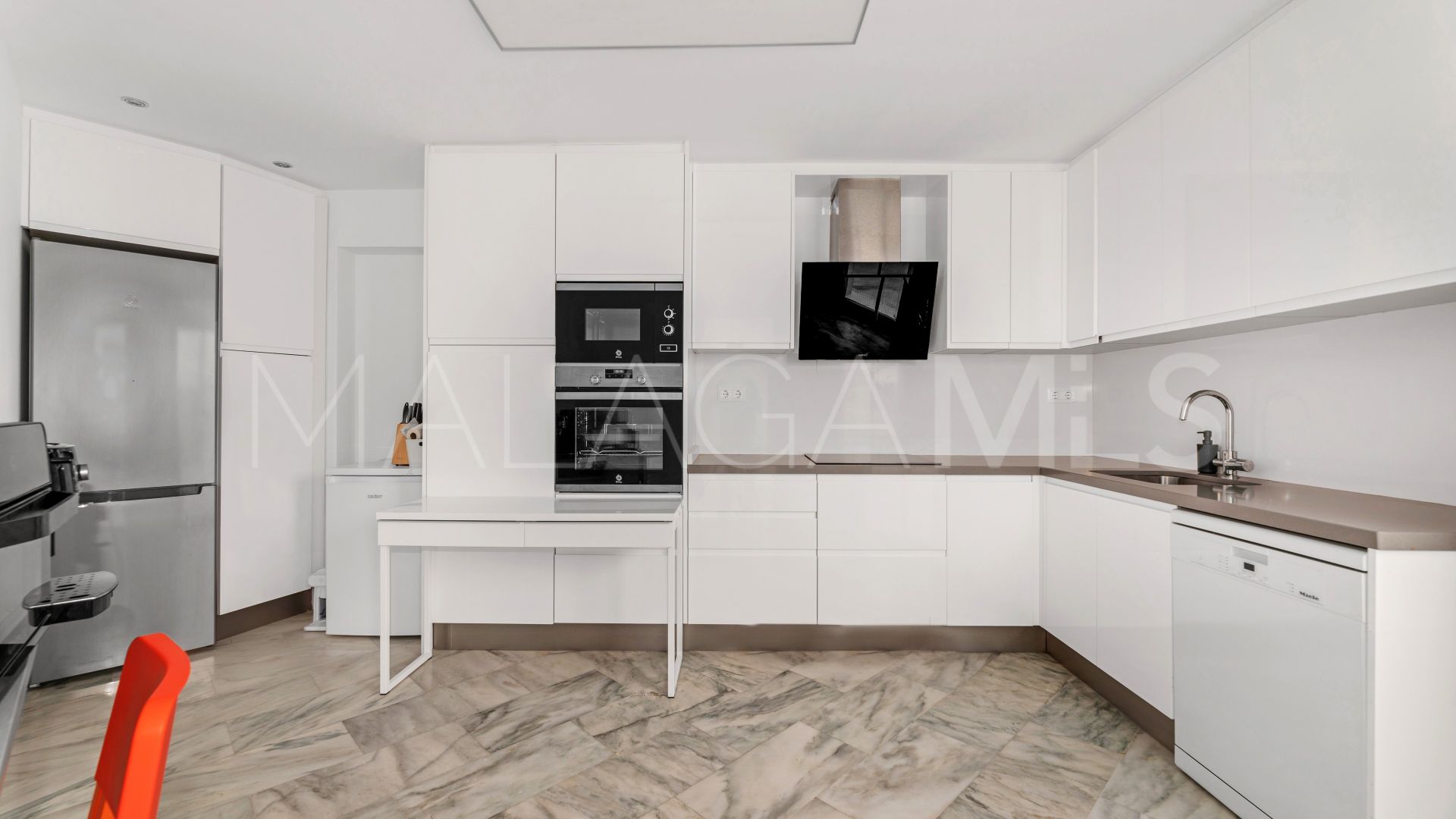 Se vende apartamento with 3 bedrooms in Elviria