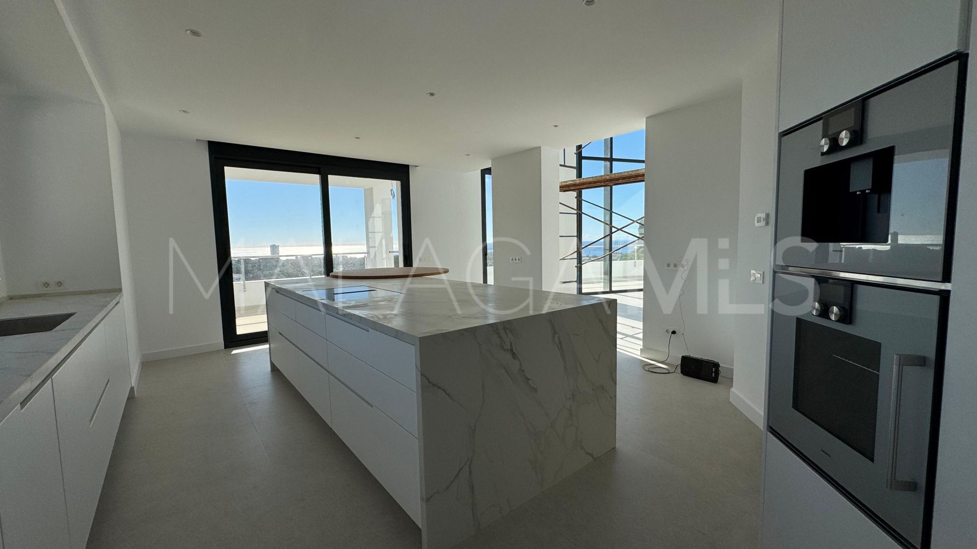 Villa for sale in Elviria