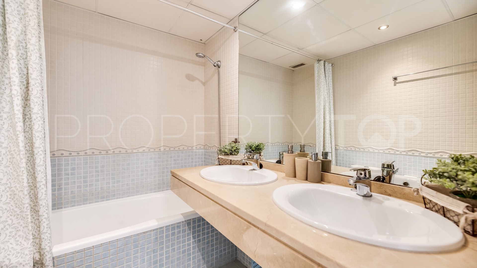 Town house with 5 bedrooms for sale in Los Monteros