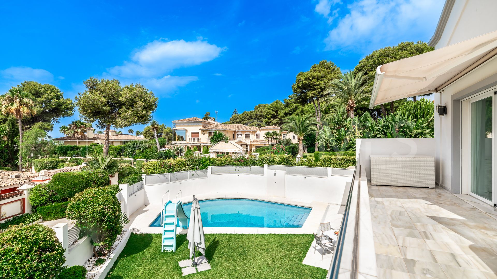 Villa for sale in Los Monteros