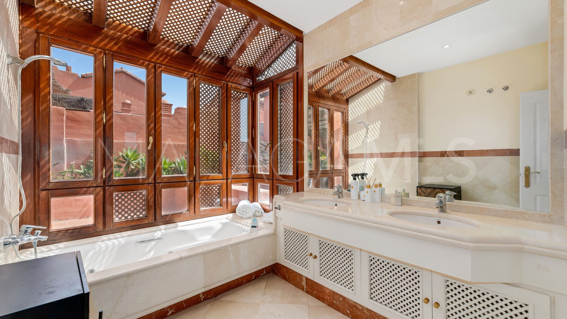 For sale penthouse in Elviria