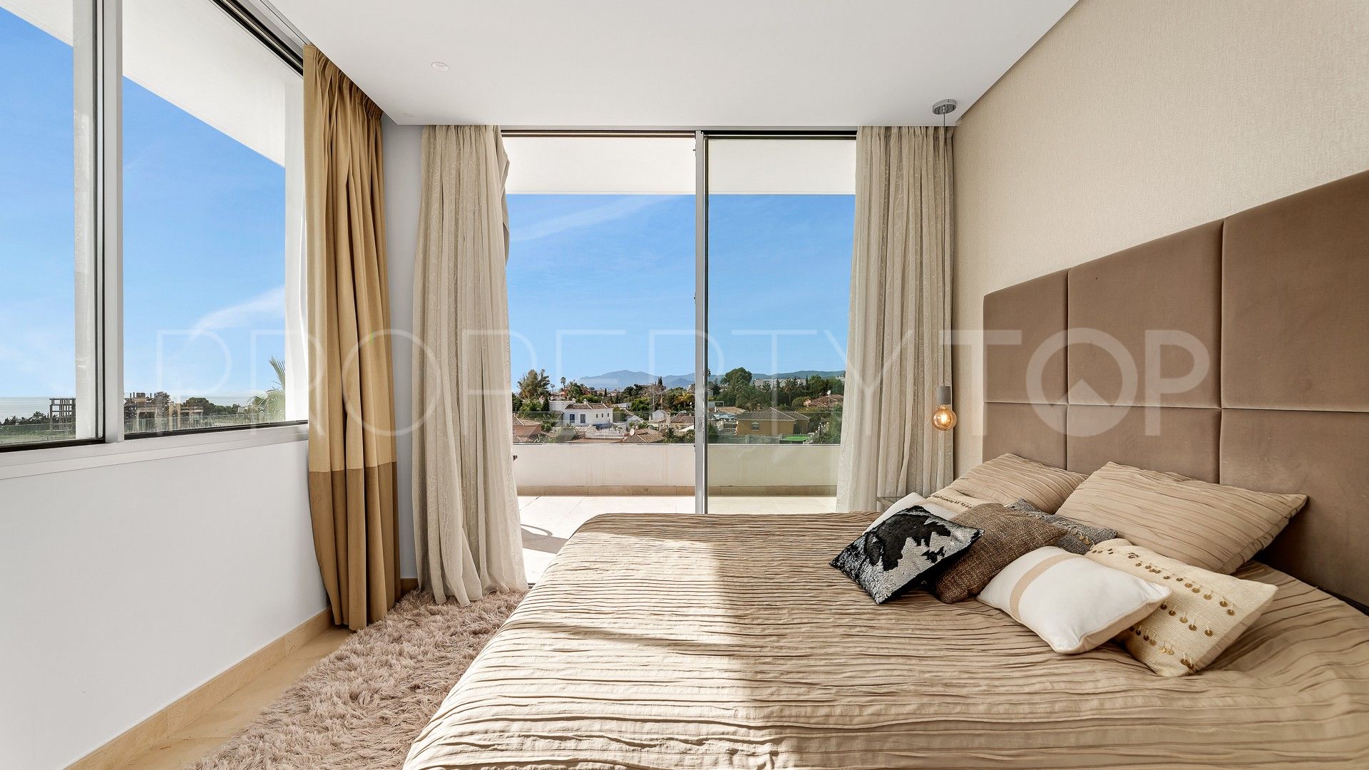 Villa for sale in Rio Real with 4 bedrooms