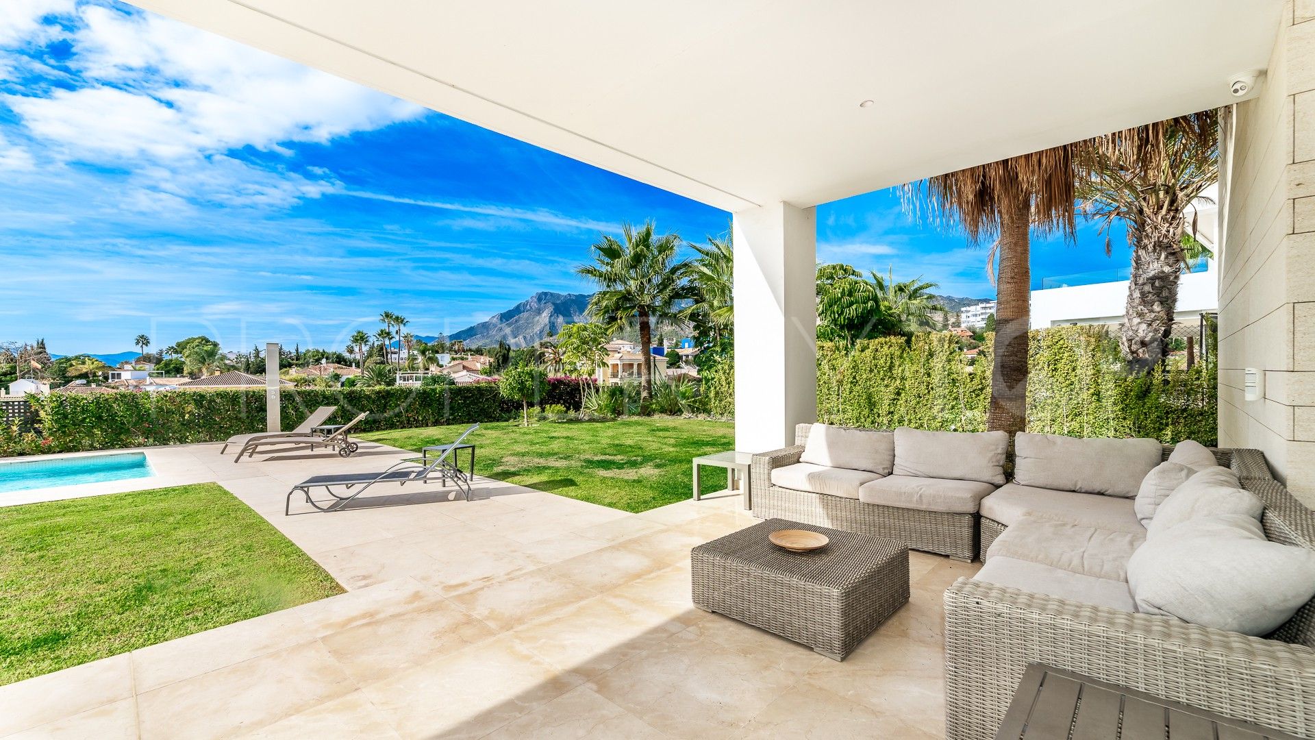 Villa for sale in Rio Real with 4 bedrooms